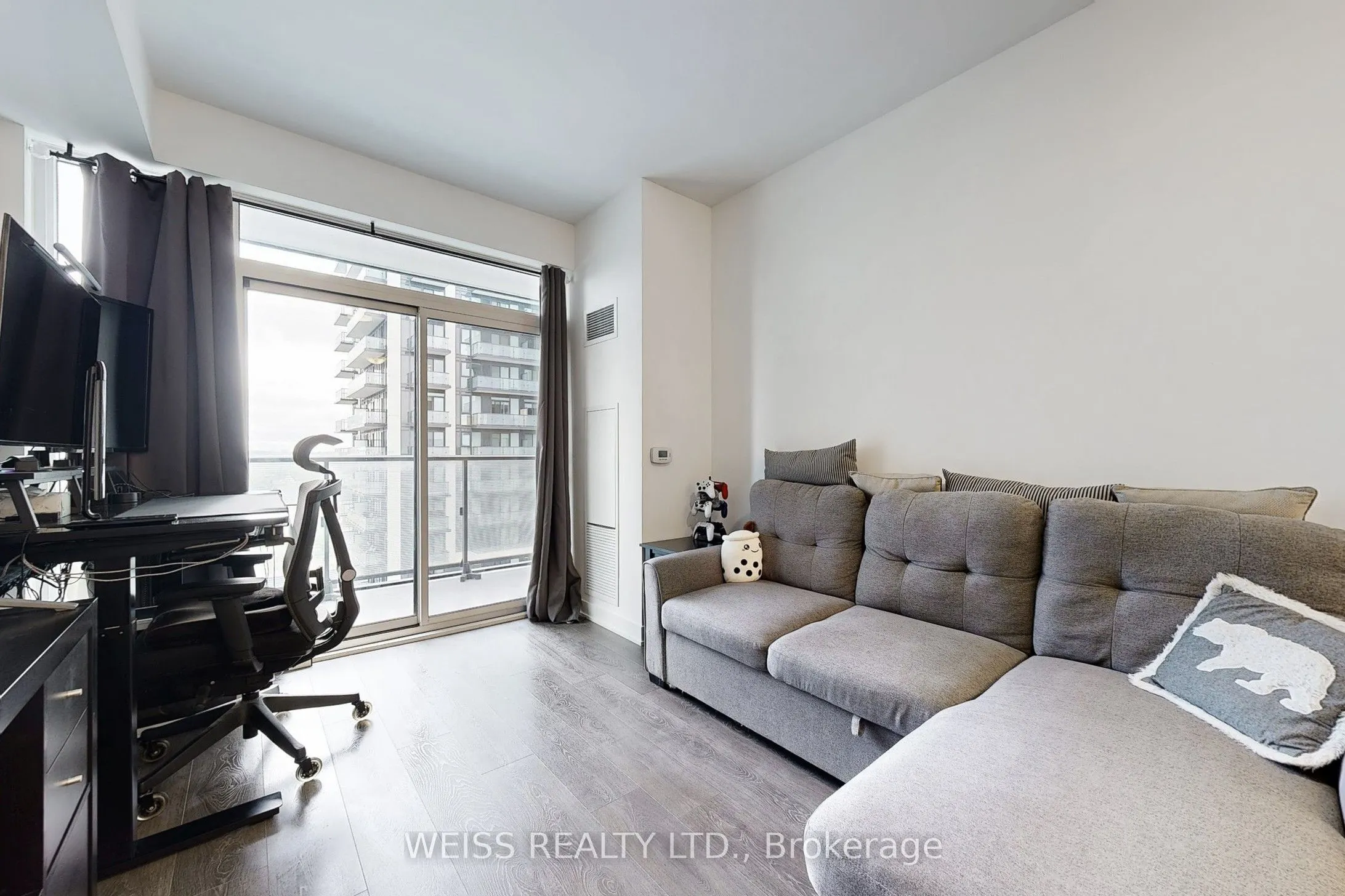 75 Oneida Crescent, #802