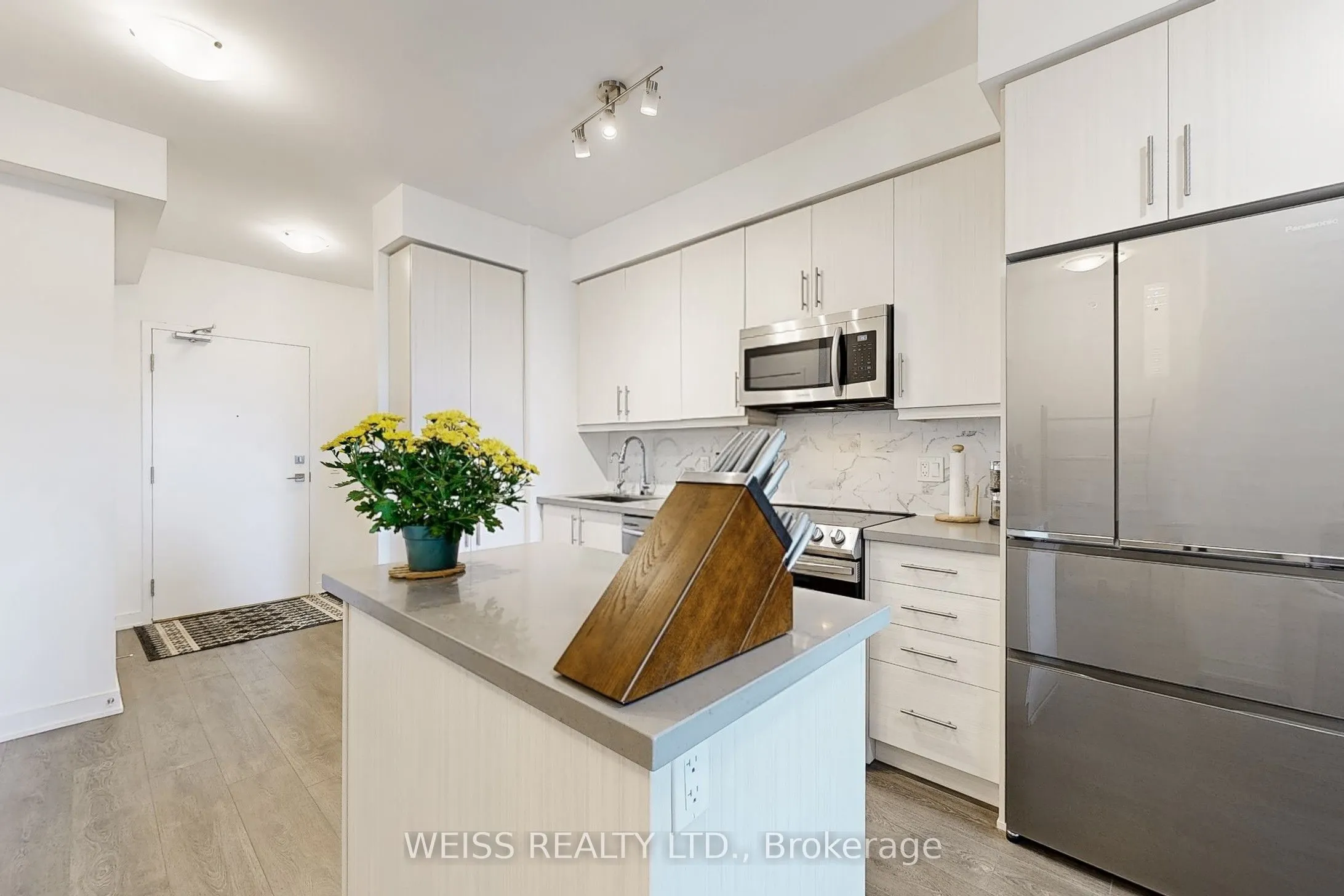 75 Oneida Crescent, #802