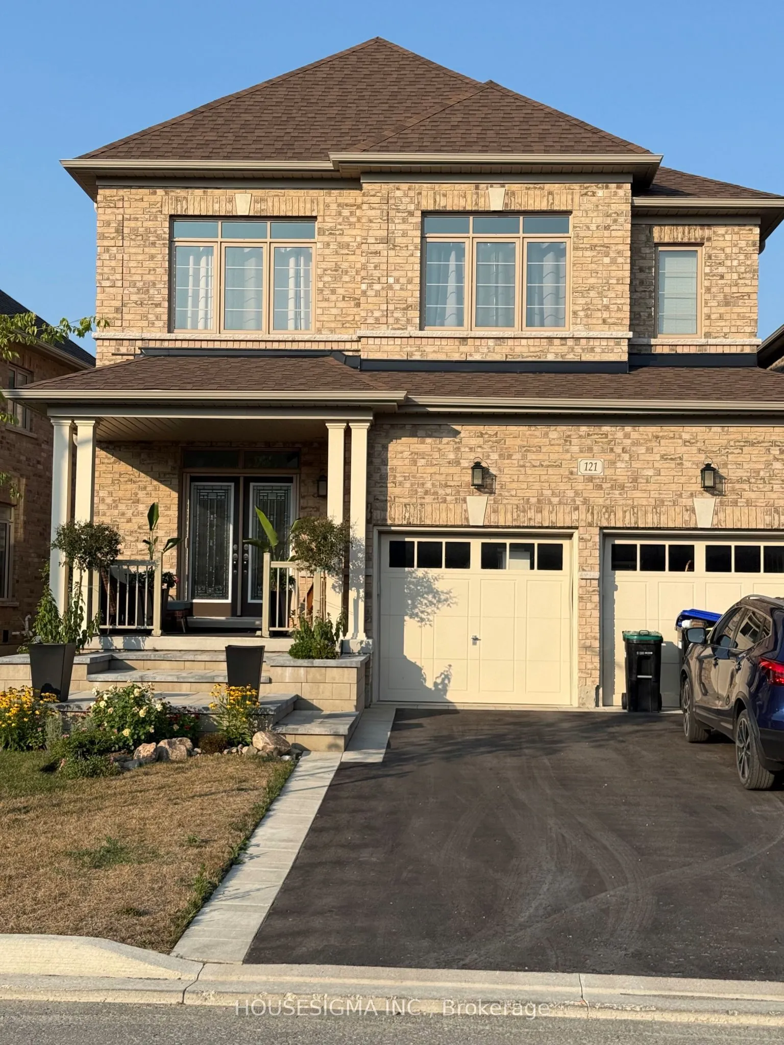 121 Ferragine Crescent
