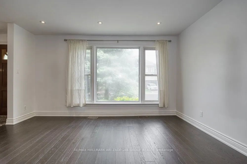 402 CENTRE Street E