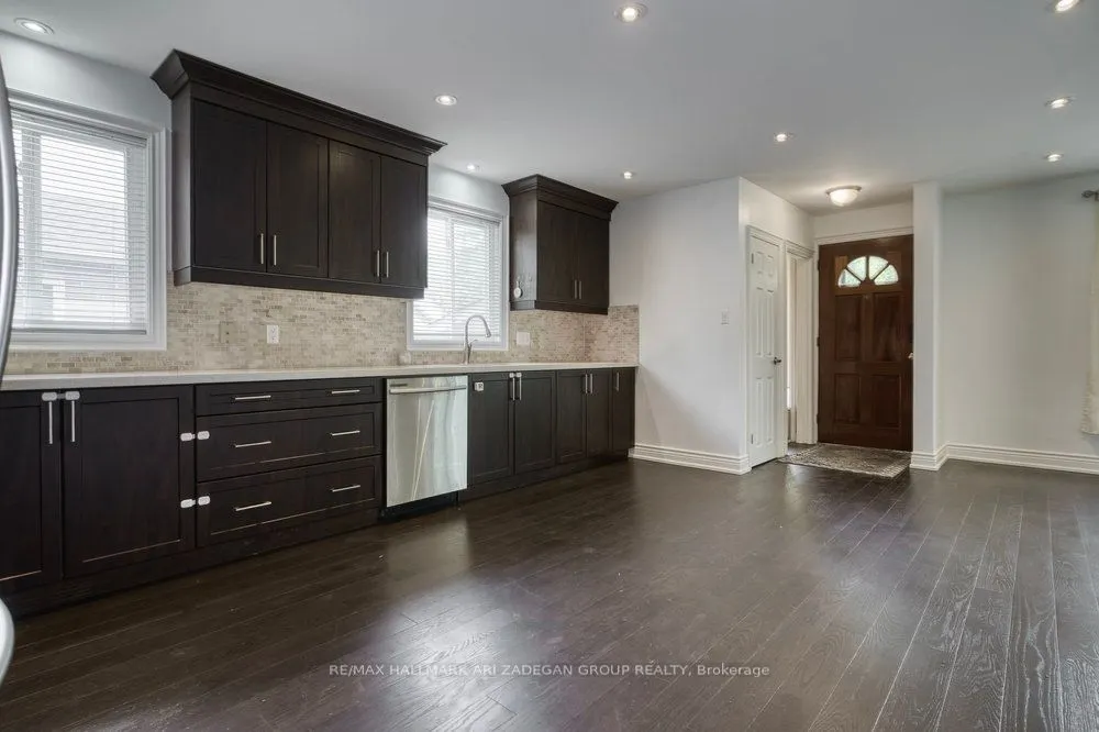 402 CENTRE Street E