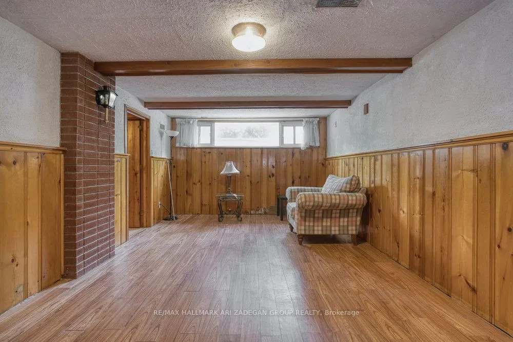 402 CENTRE Street E