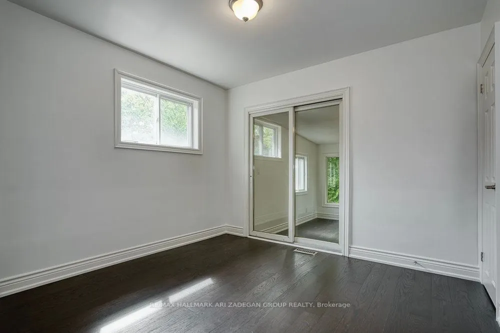 402 CENTRE Street E