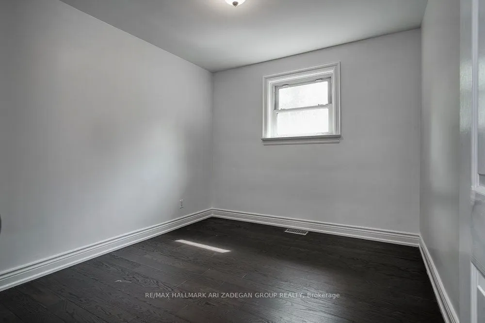 402 CENTRE Street E