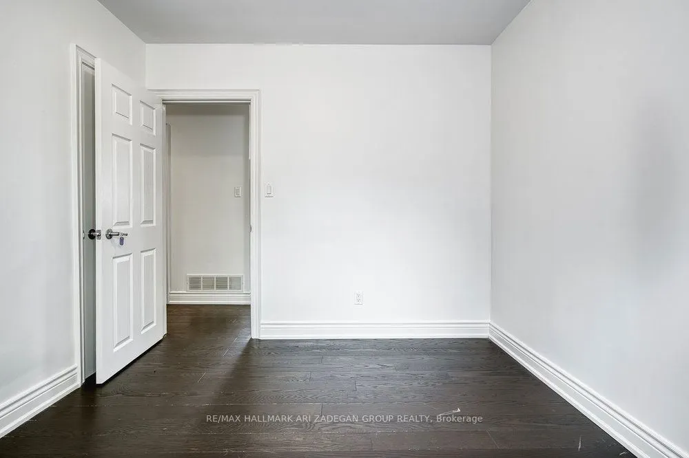 402 CENTRE Street E