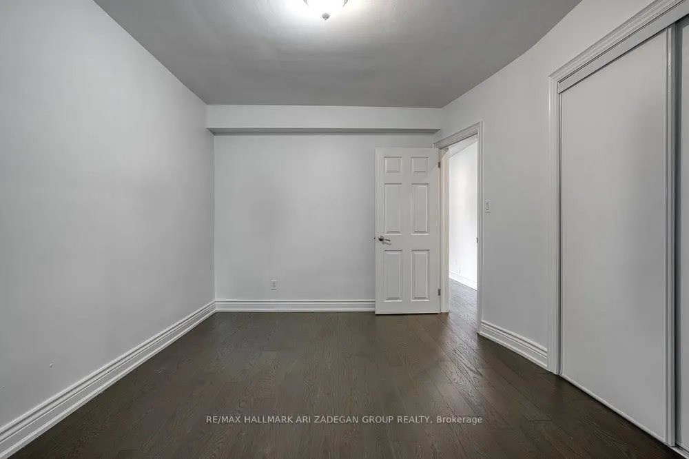 402 CENTRE Street E
