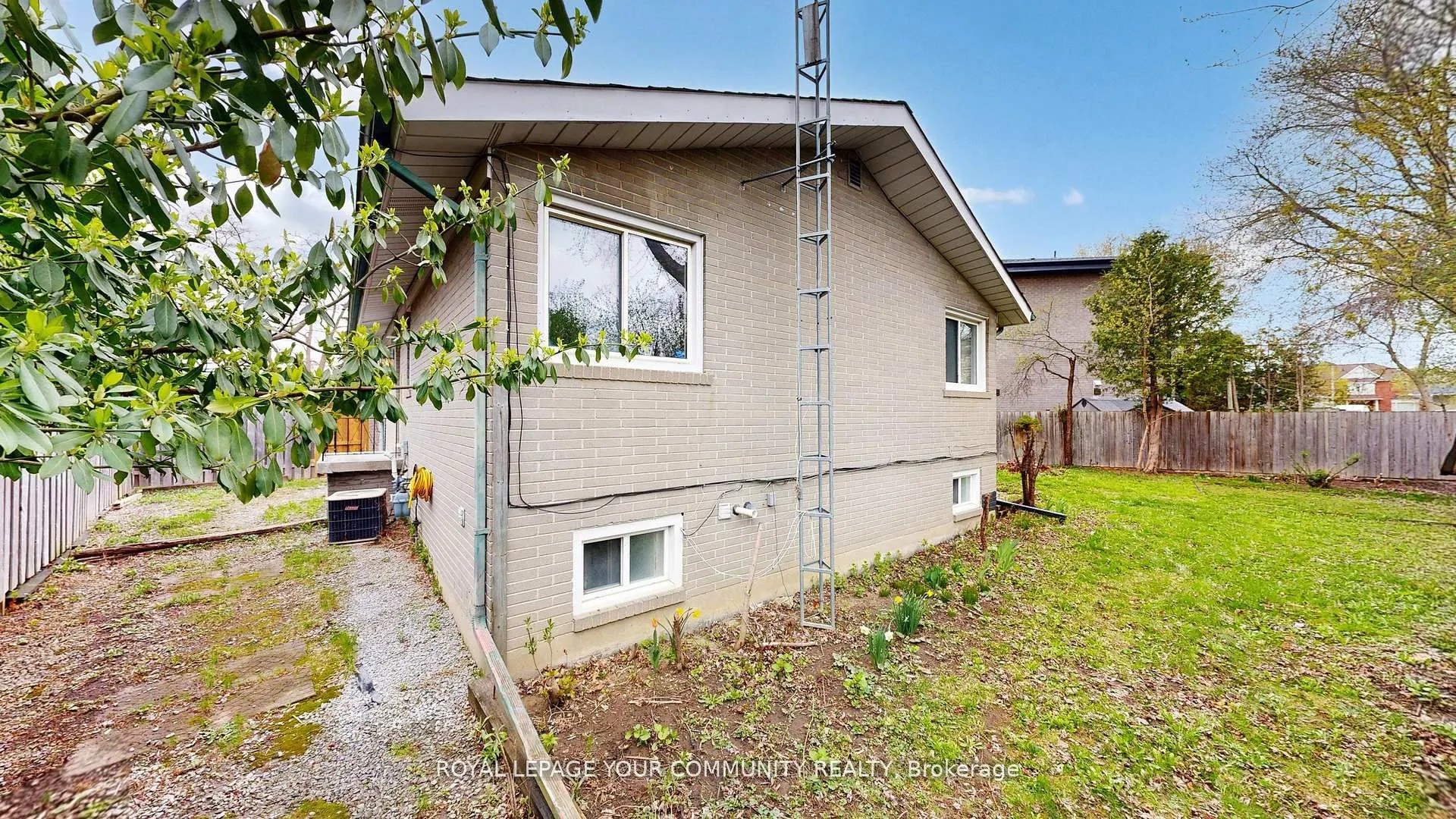 446 Lynett Crescent