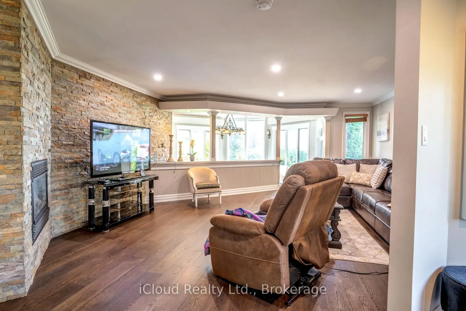 523 Lake Drive E