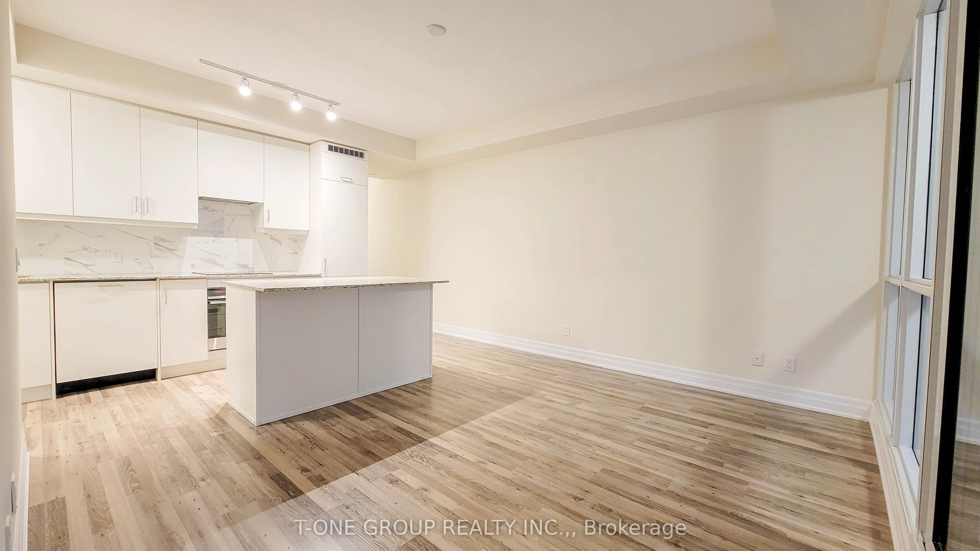 9075 Jane Street, #906