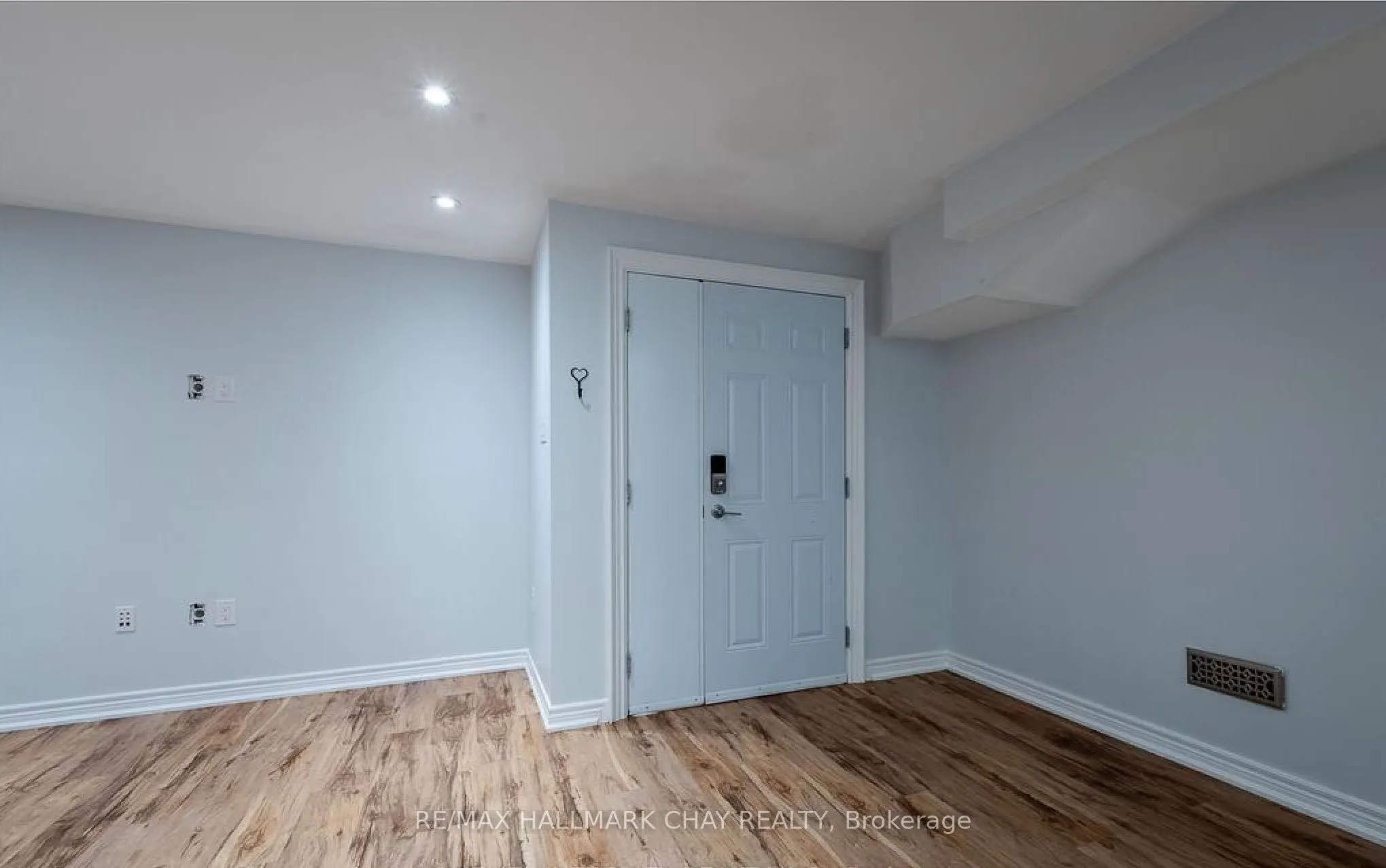36 Dufferin Street S