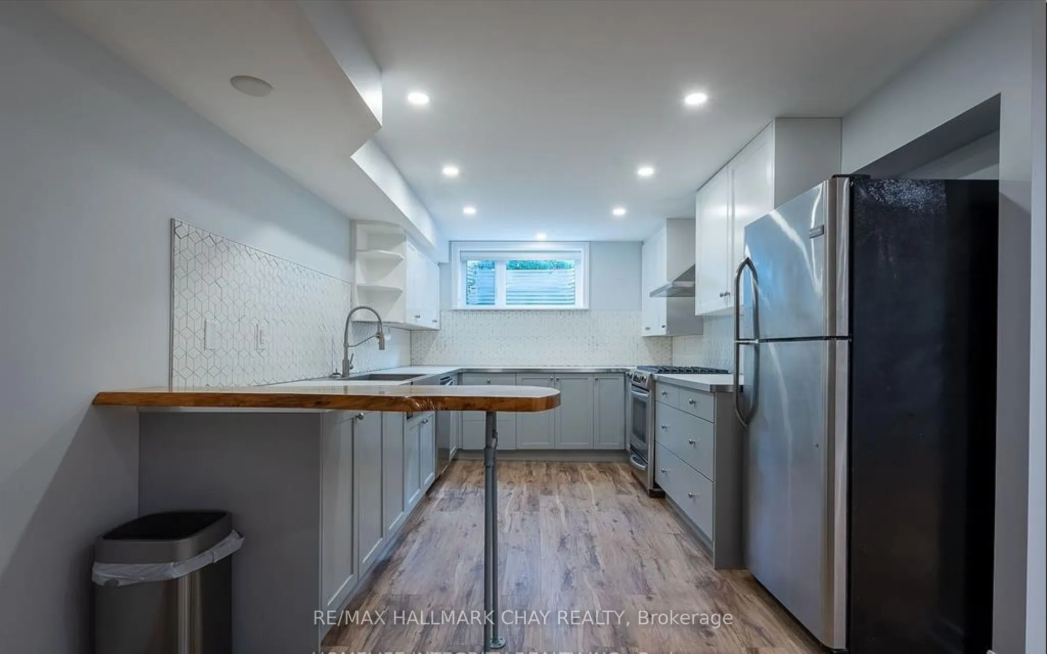 36 Dufferin Street S
