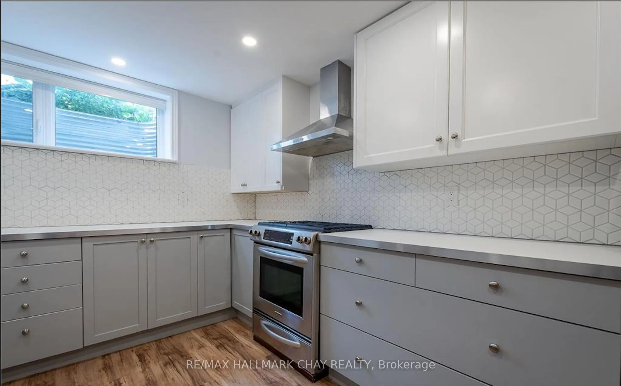 36 Dufferin Street S