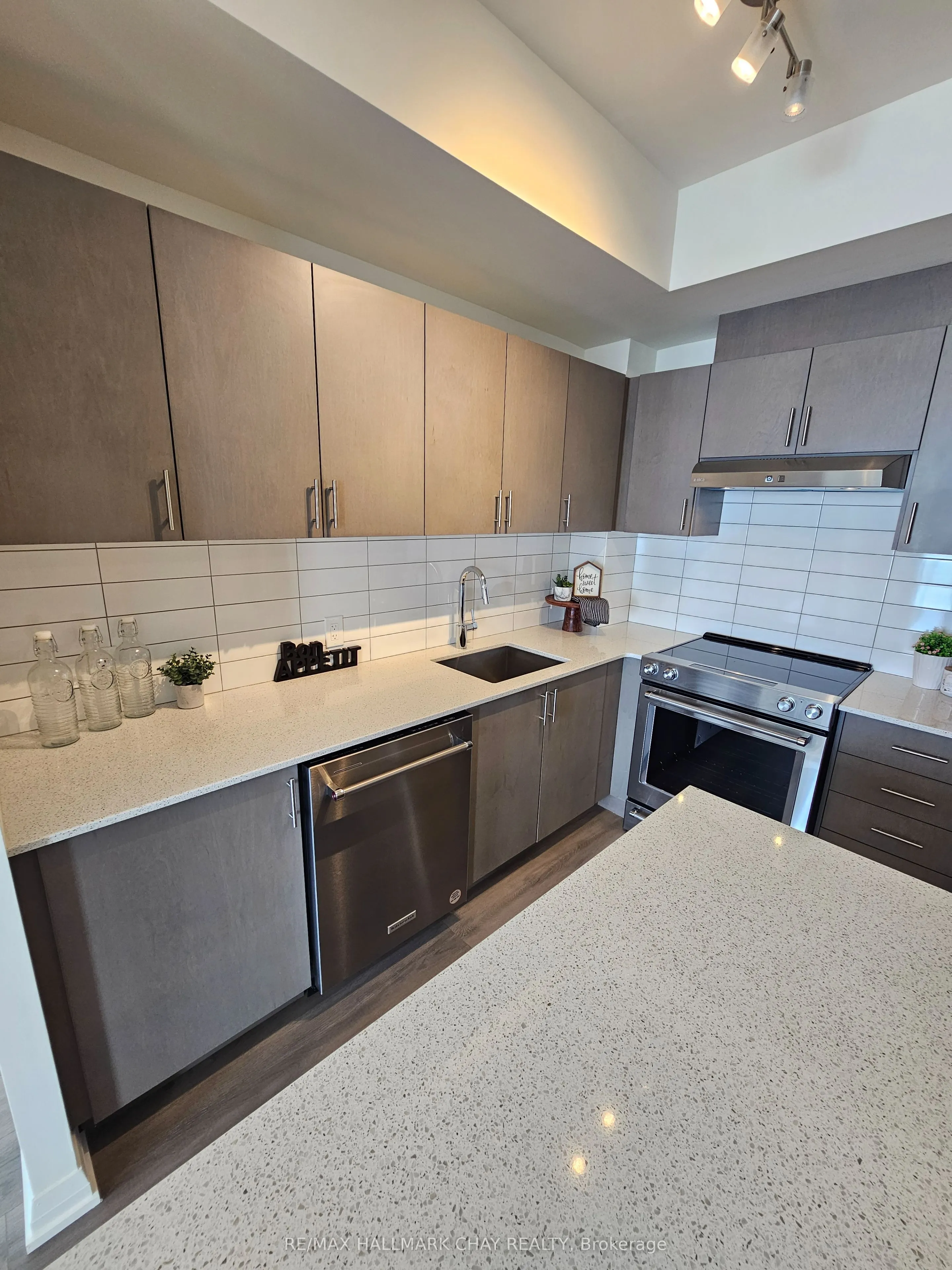 9000 Jane Street, #525
