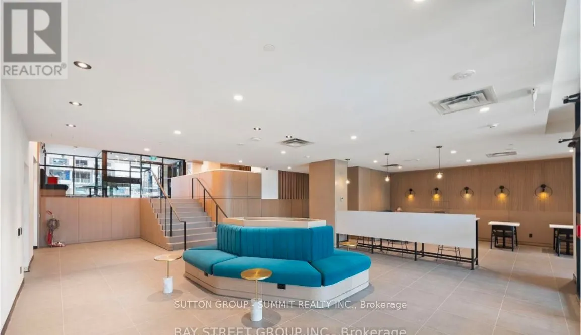 7950 BATHURST Street, #204