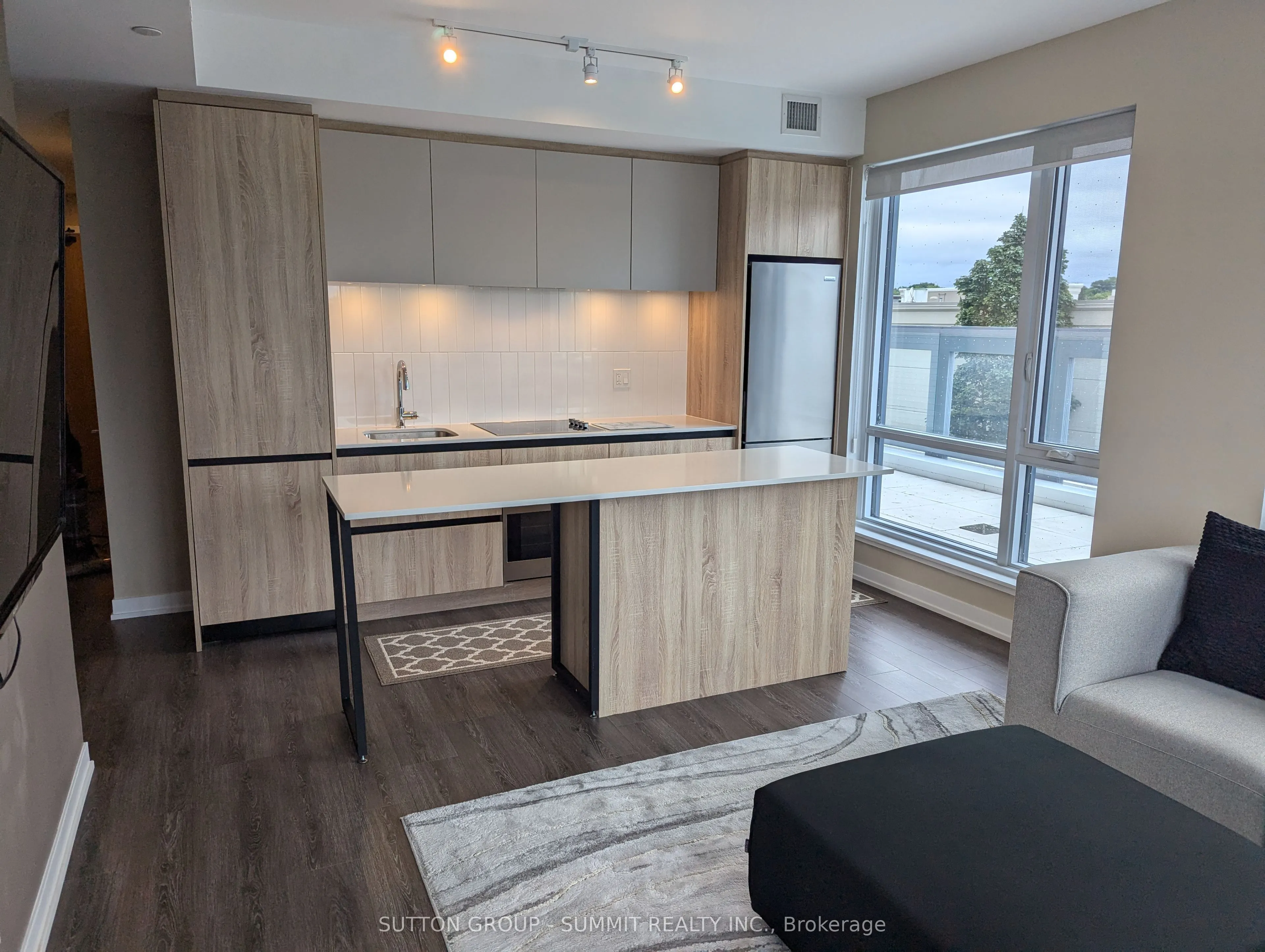 7950 BATHURST Street, #204
