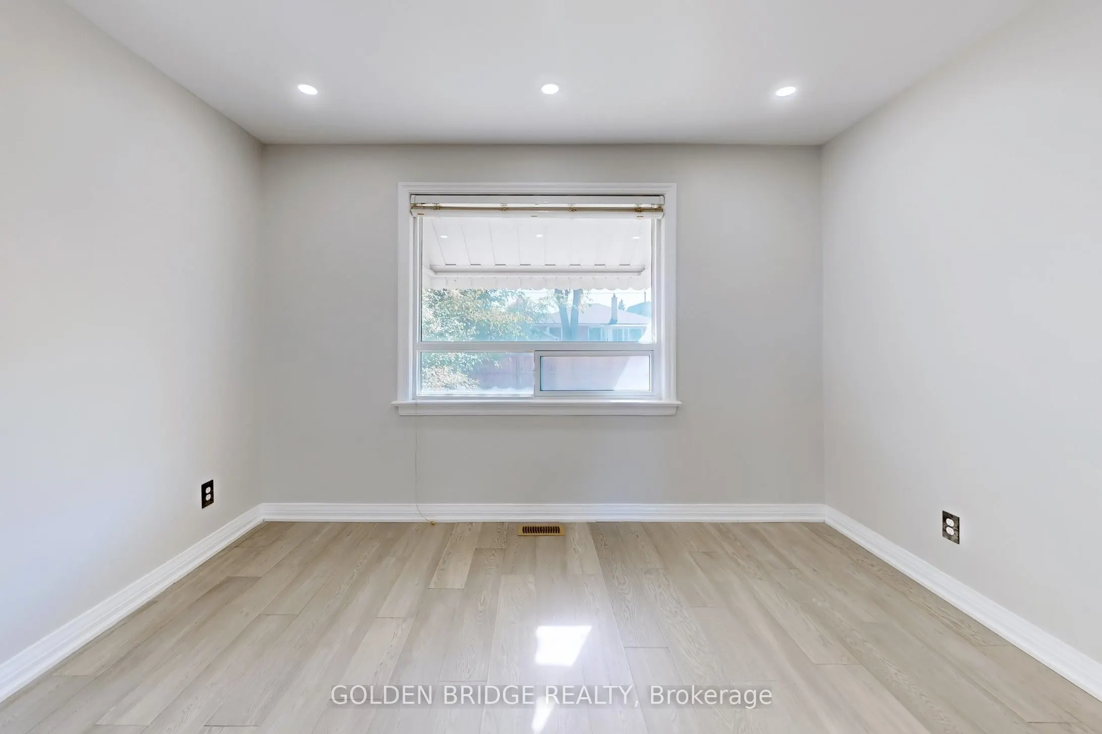 438 Centre Street E