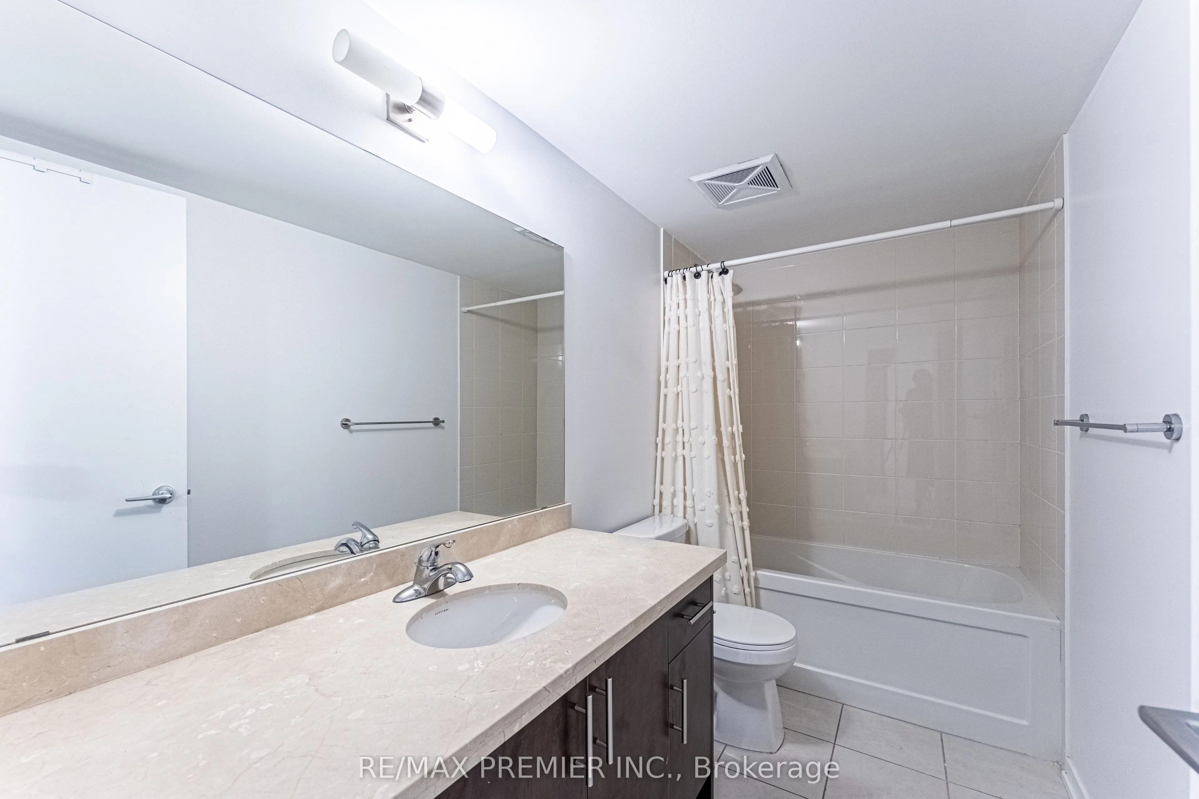 26 Bruce Street, #B02