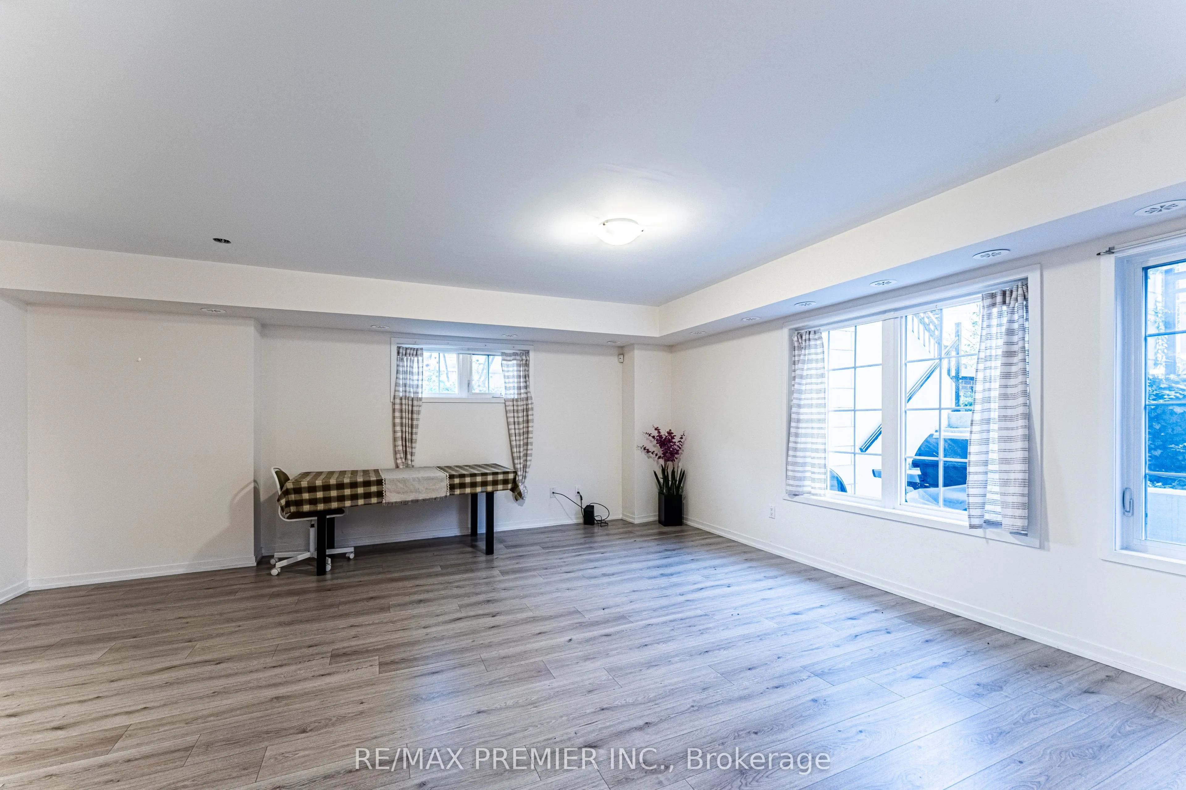 26 Bruce Street, #B02