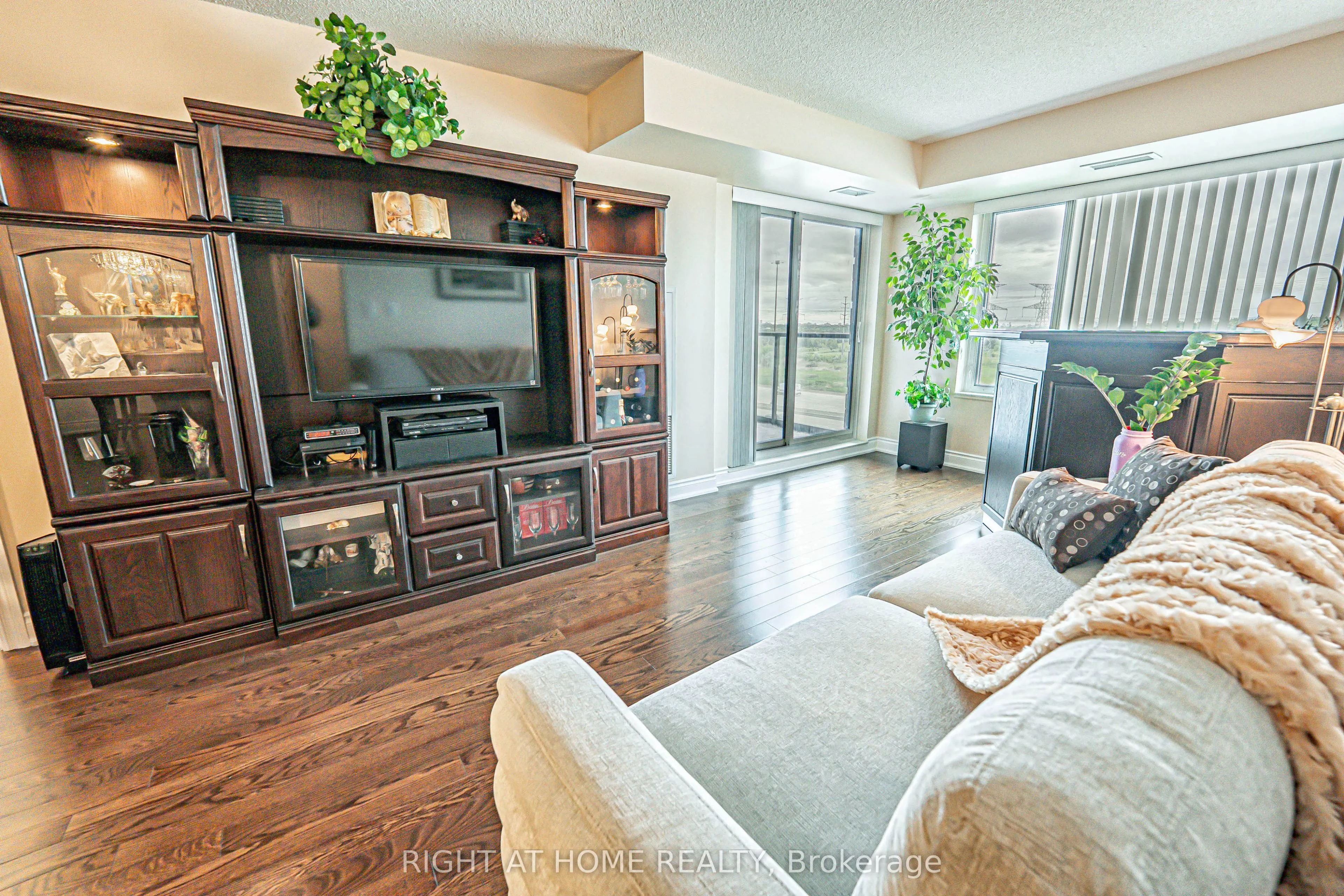 273 South Park Road, #809