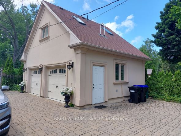 643 Lakelands Avenue