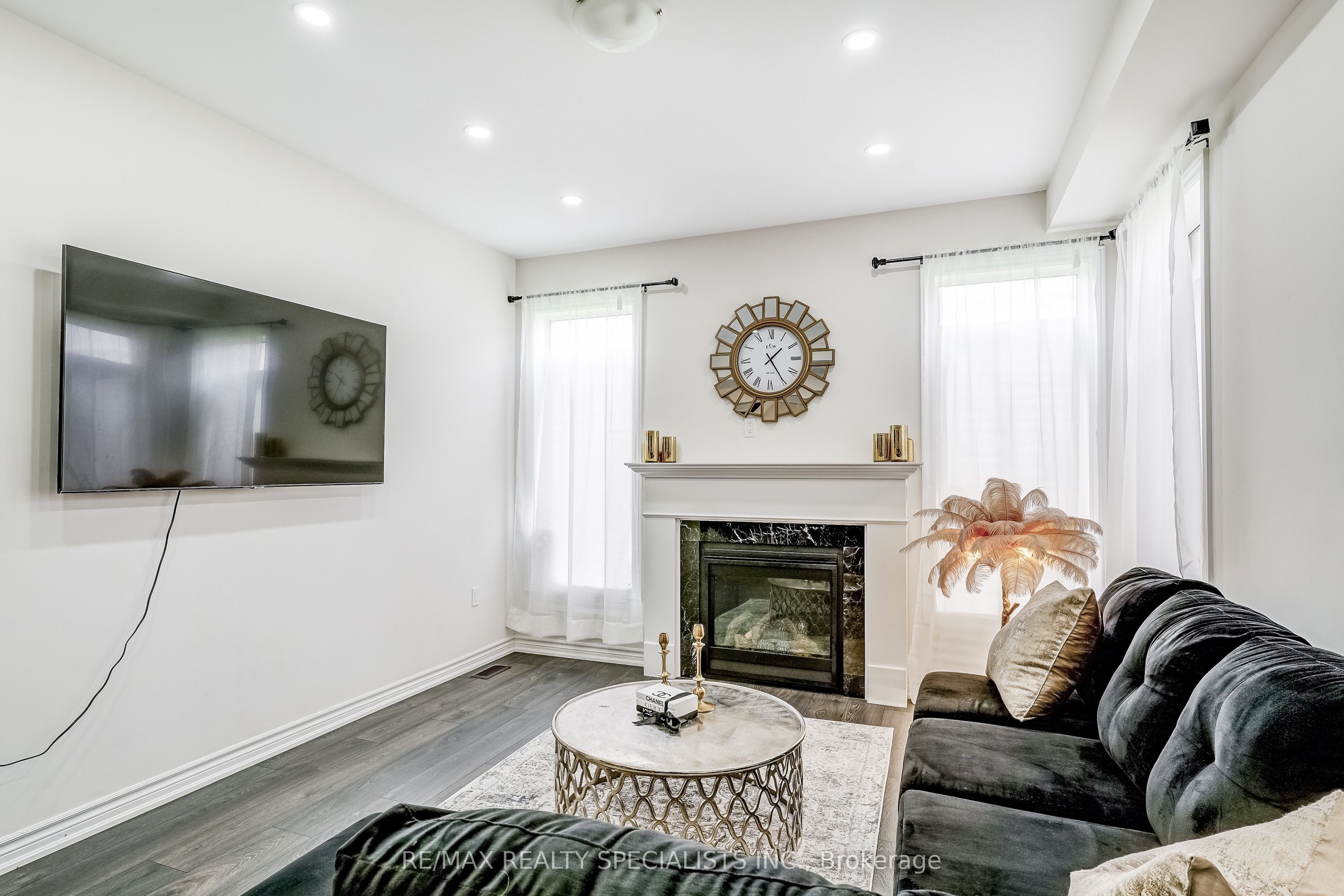 90 FERRAGINE Crescent