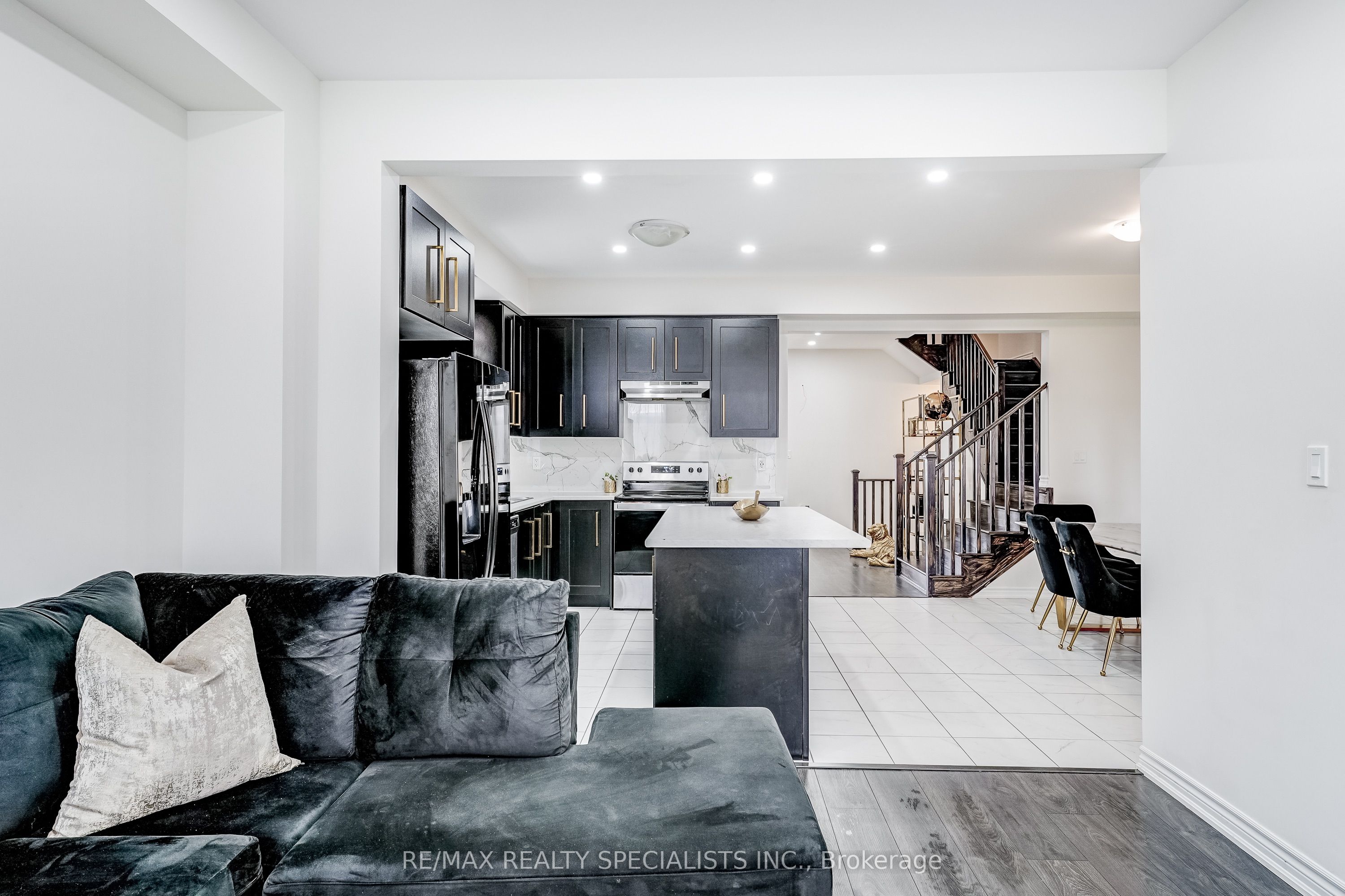 90 FERRAGINE Crescent
