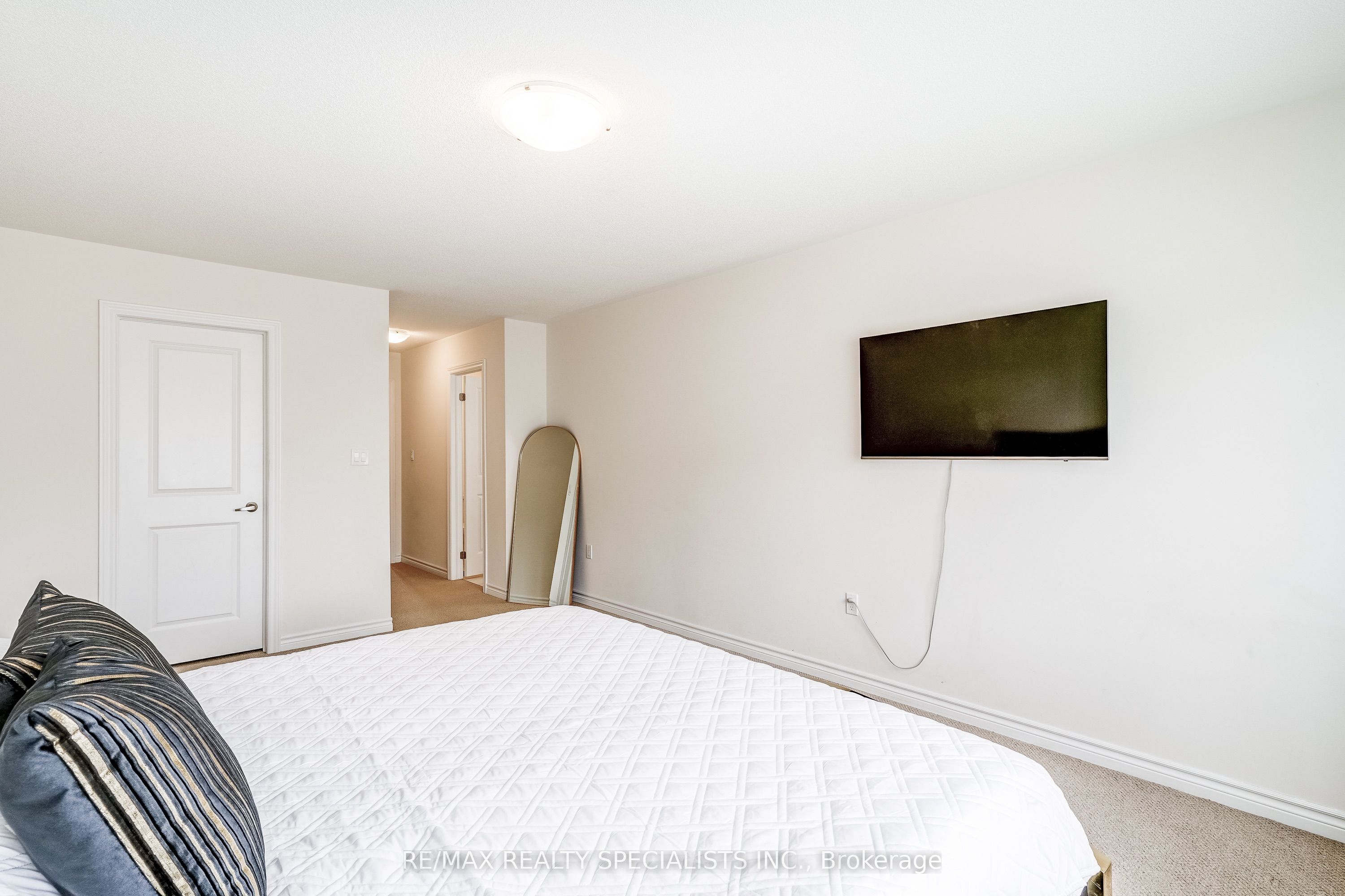 90 FERRAGINE Crescent