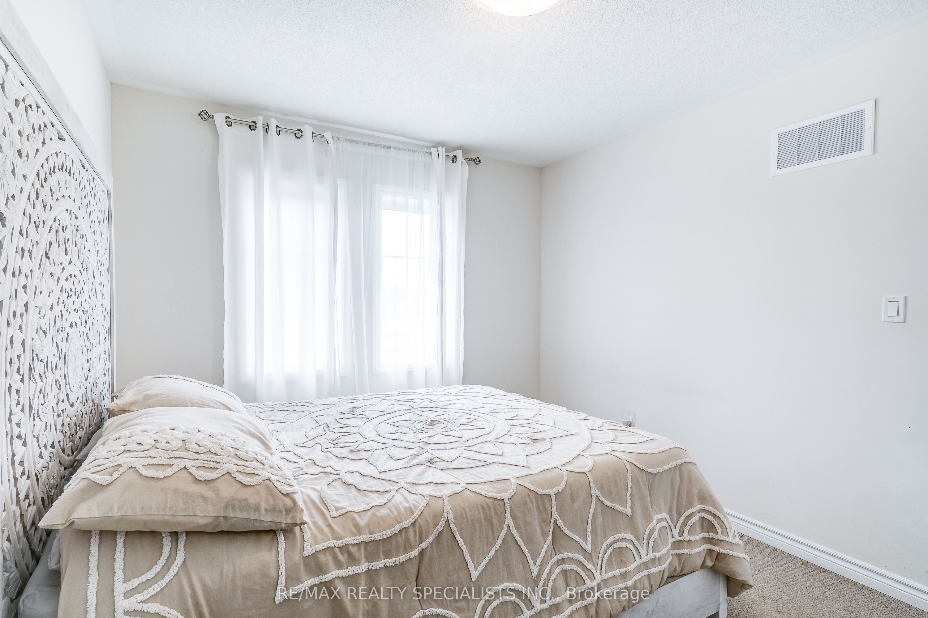90 FERRAGINE Crescent