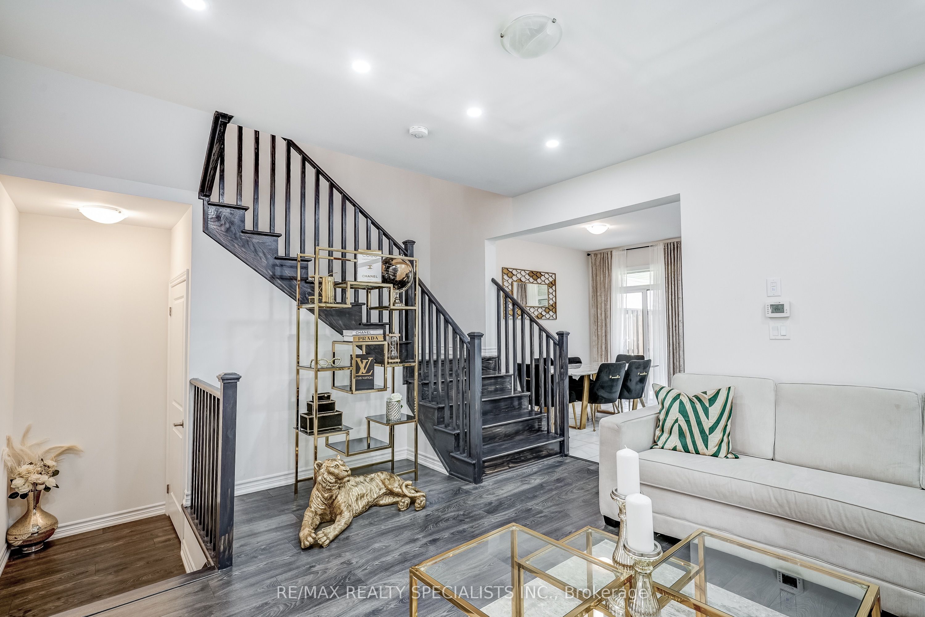 90 FERRAGINE Crescent