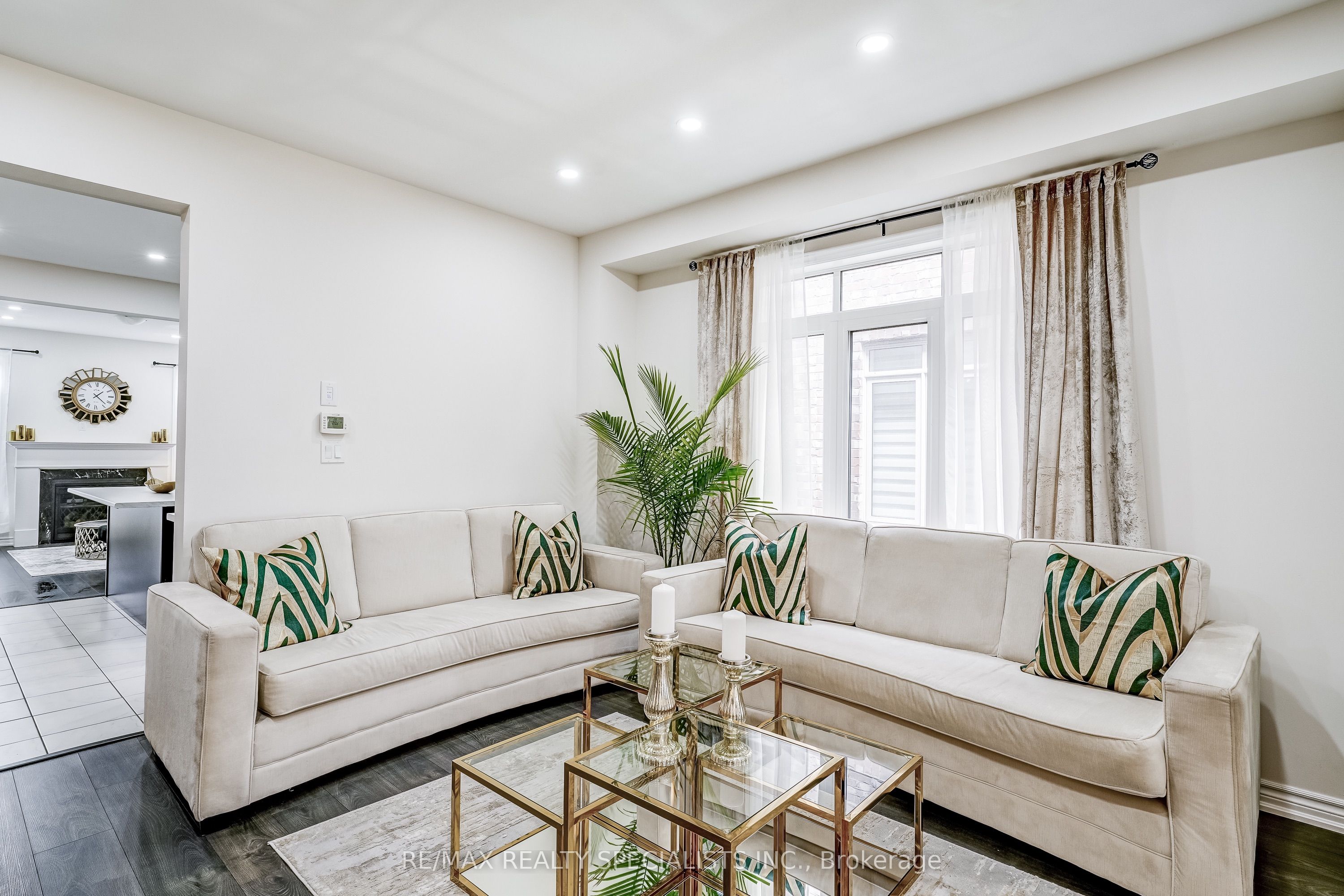 90 FERRAGINE Crescent