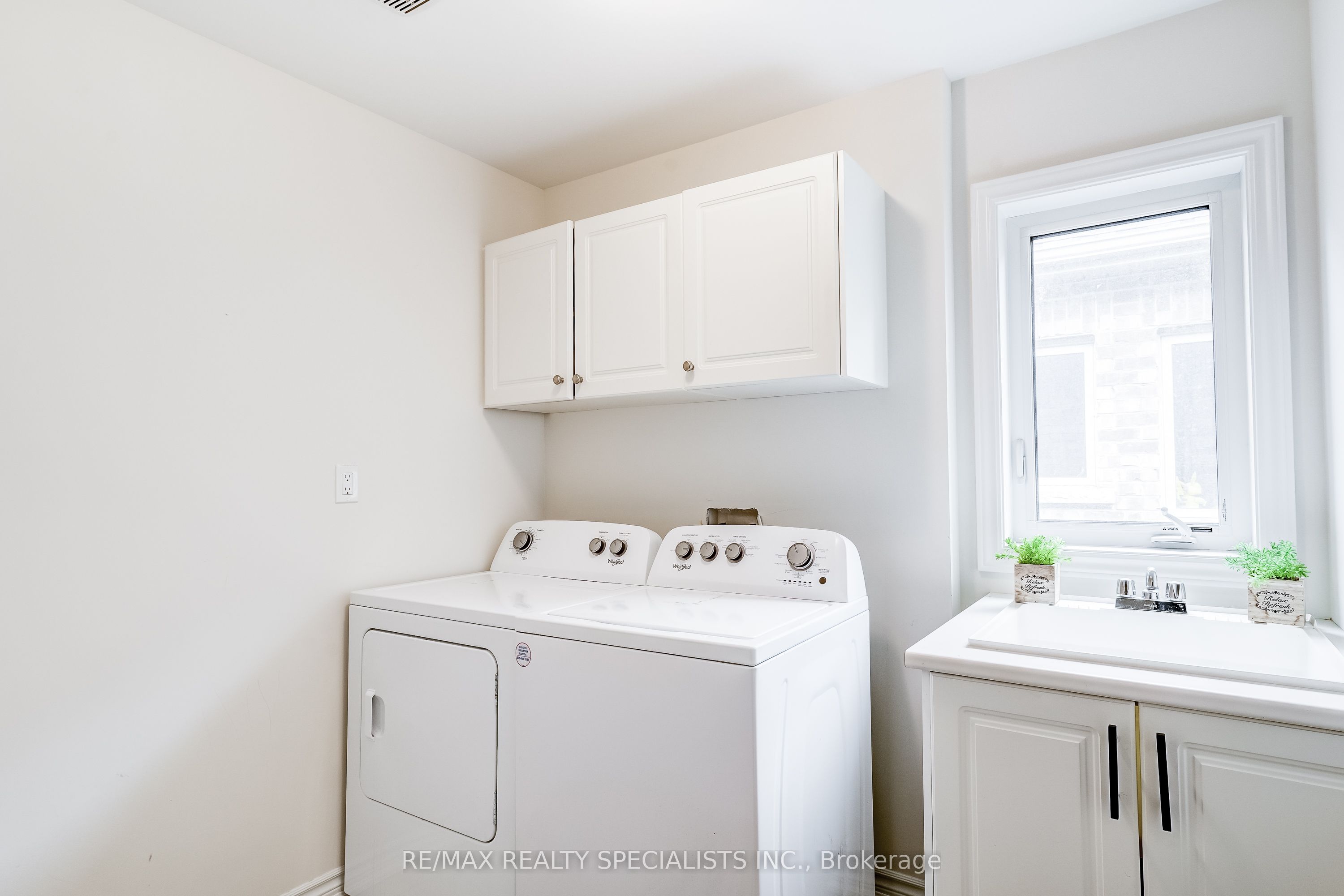 90 FERRAGINE Crescent