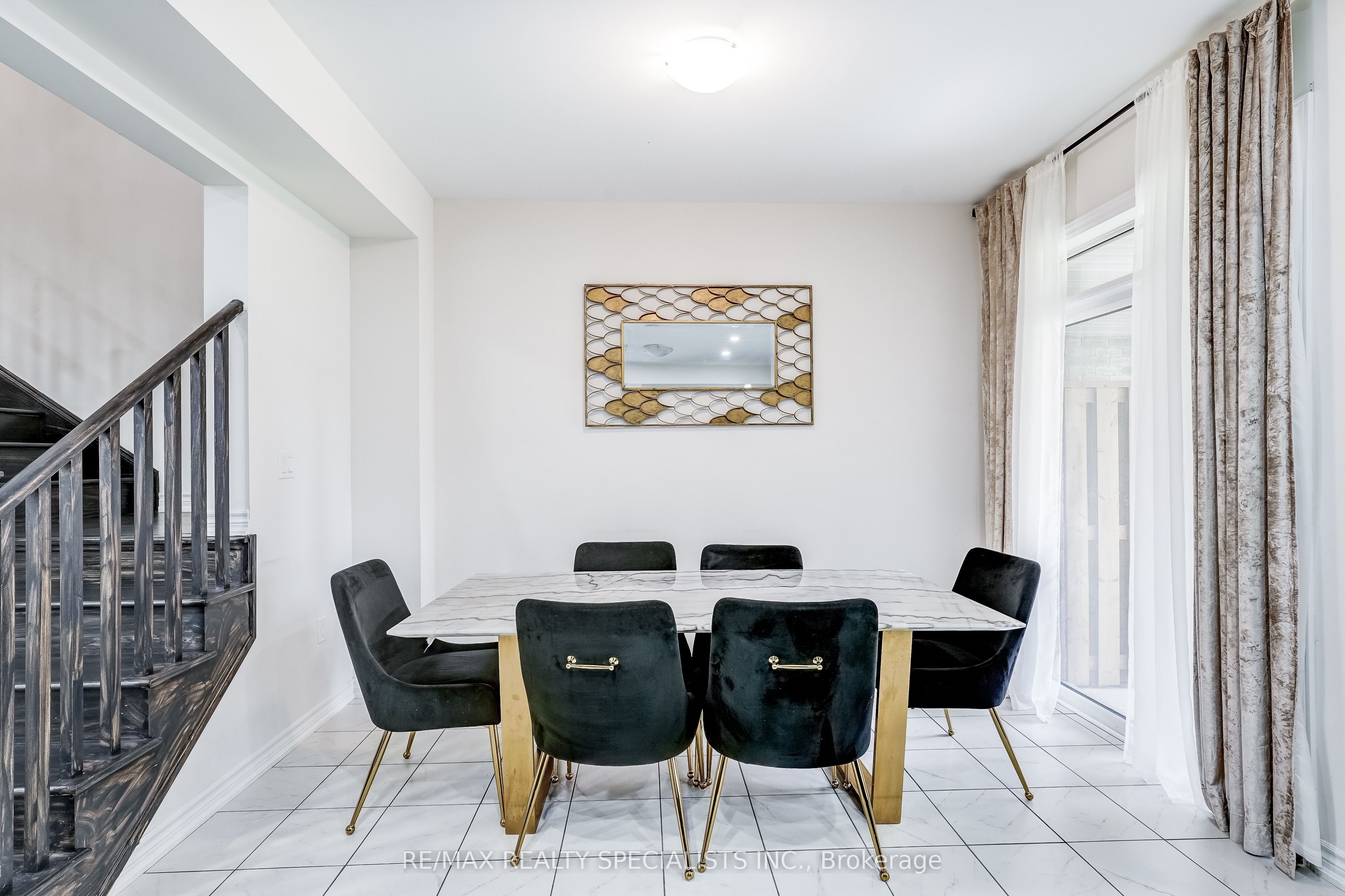 90 FERRAGINE Crescent