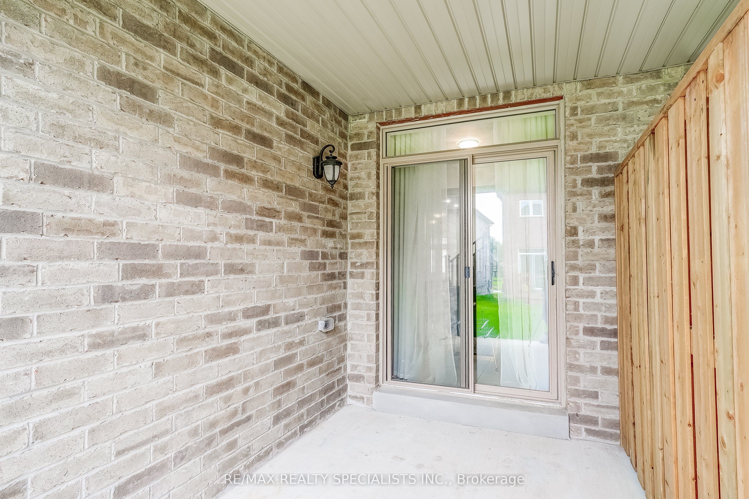 90 FERRAGINE Crescent