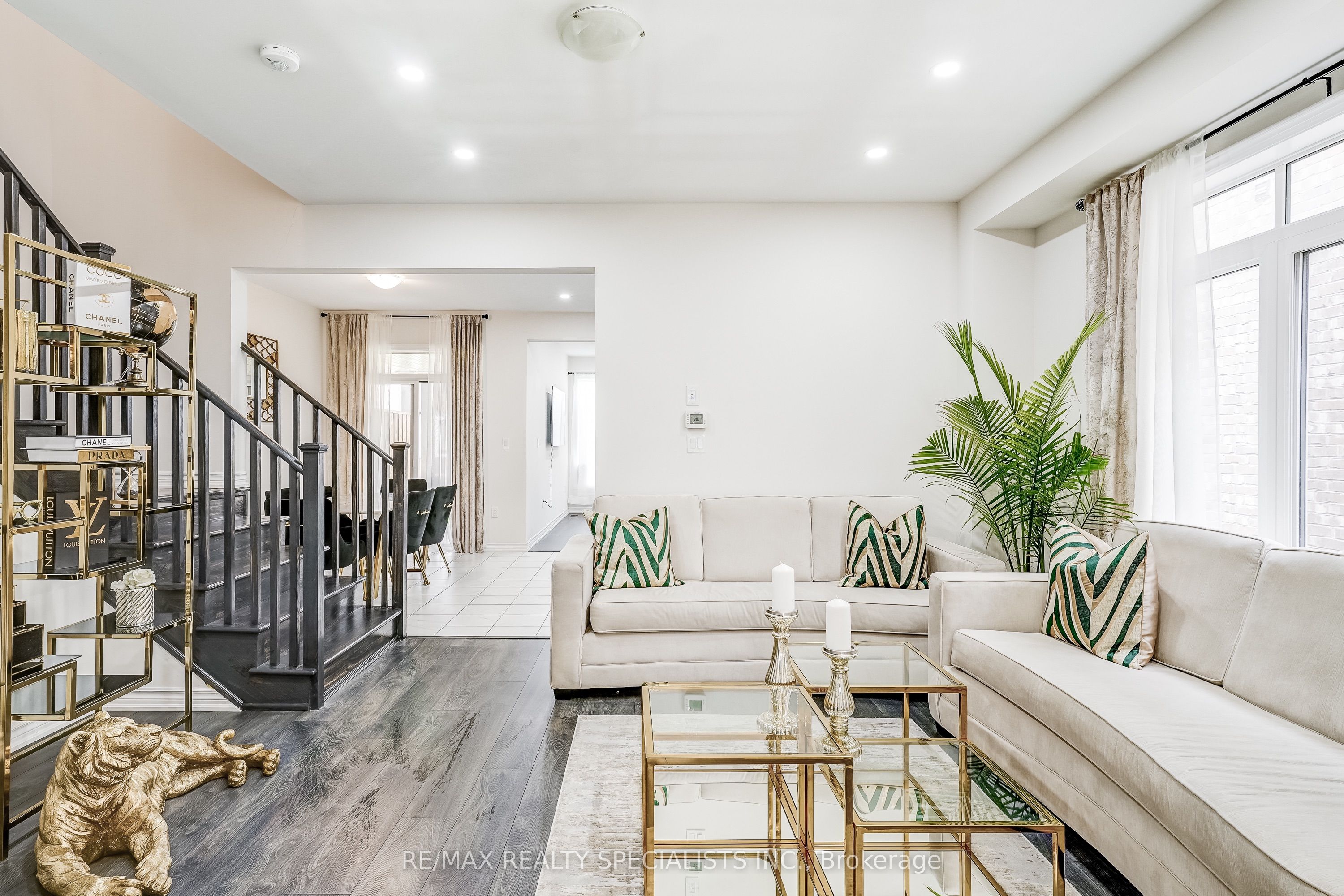 90 FERRAGINE Crescent