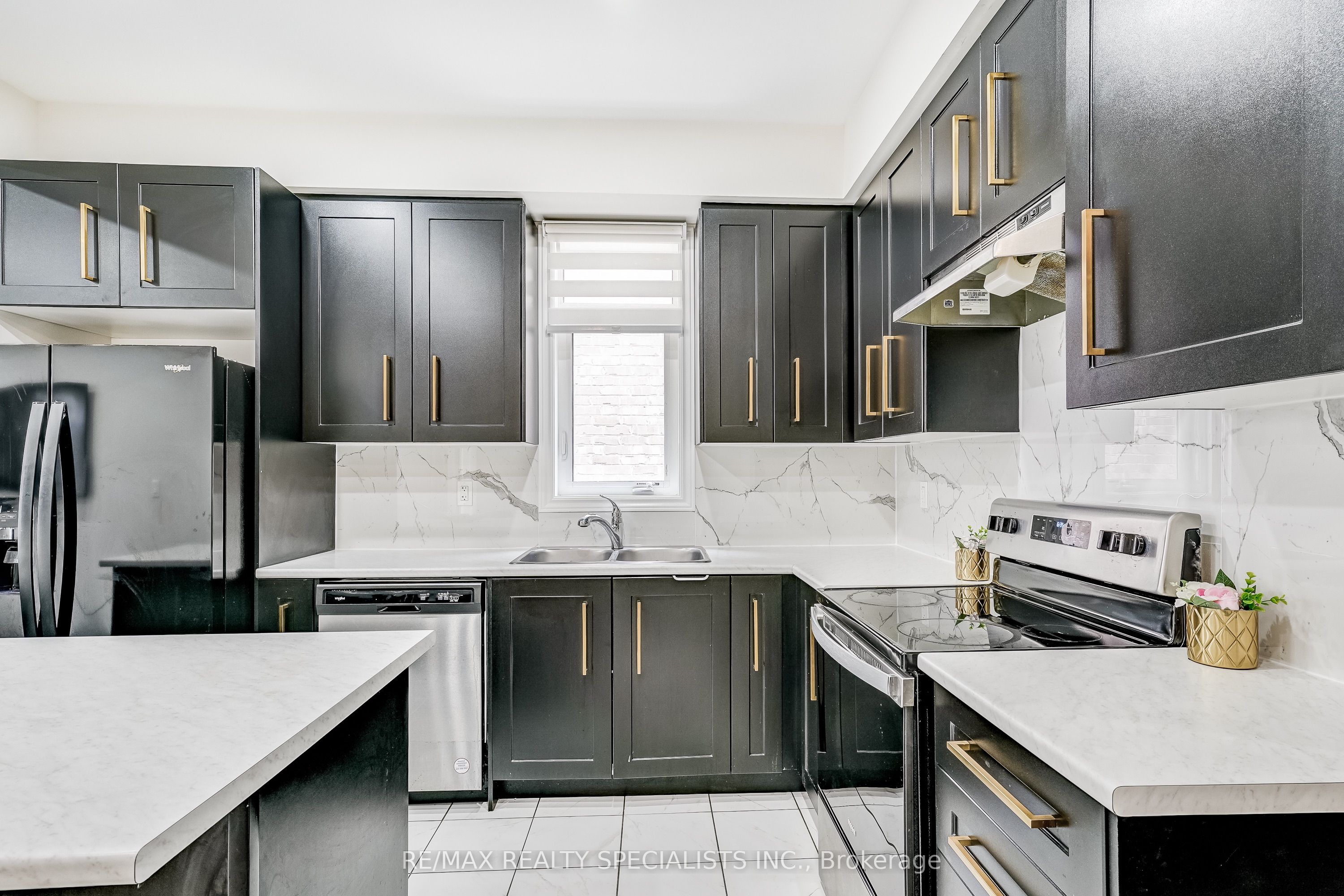 90 FERRAGINE Crescent