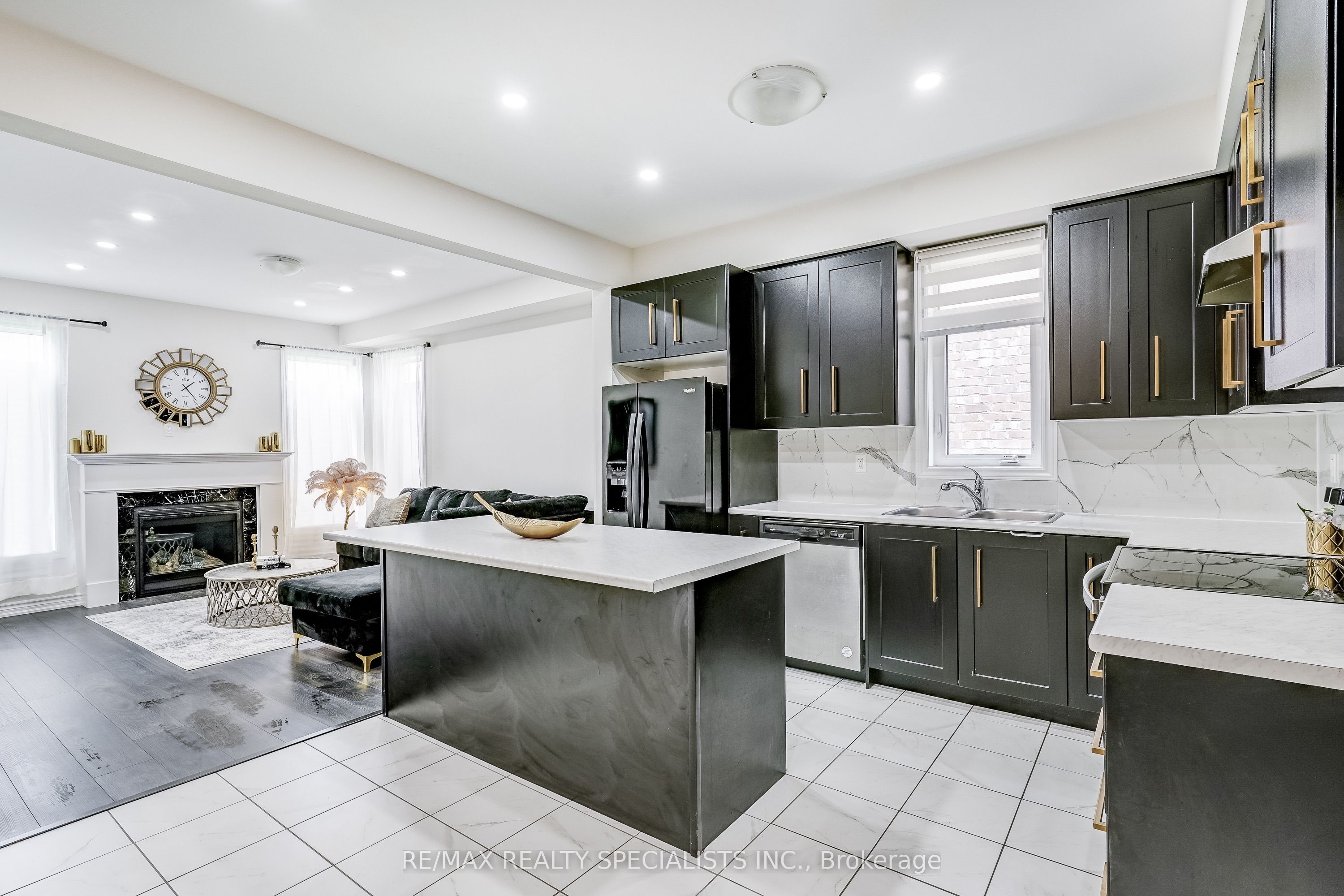 90 FERRAGINE Crescent