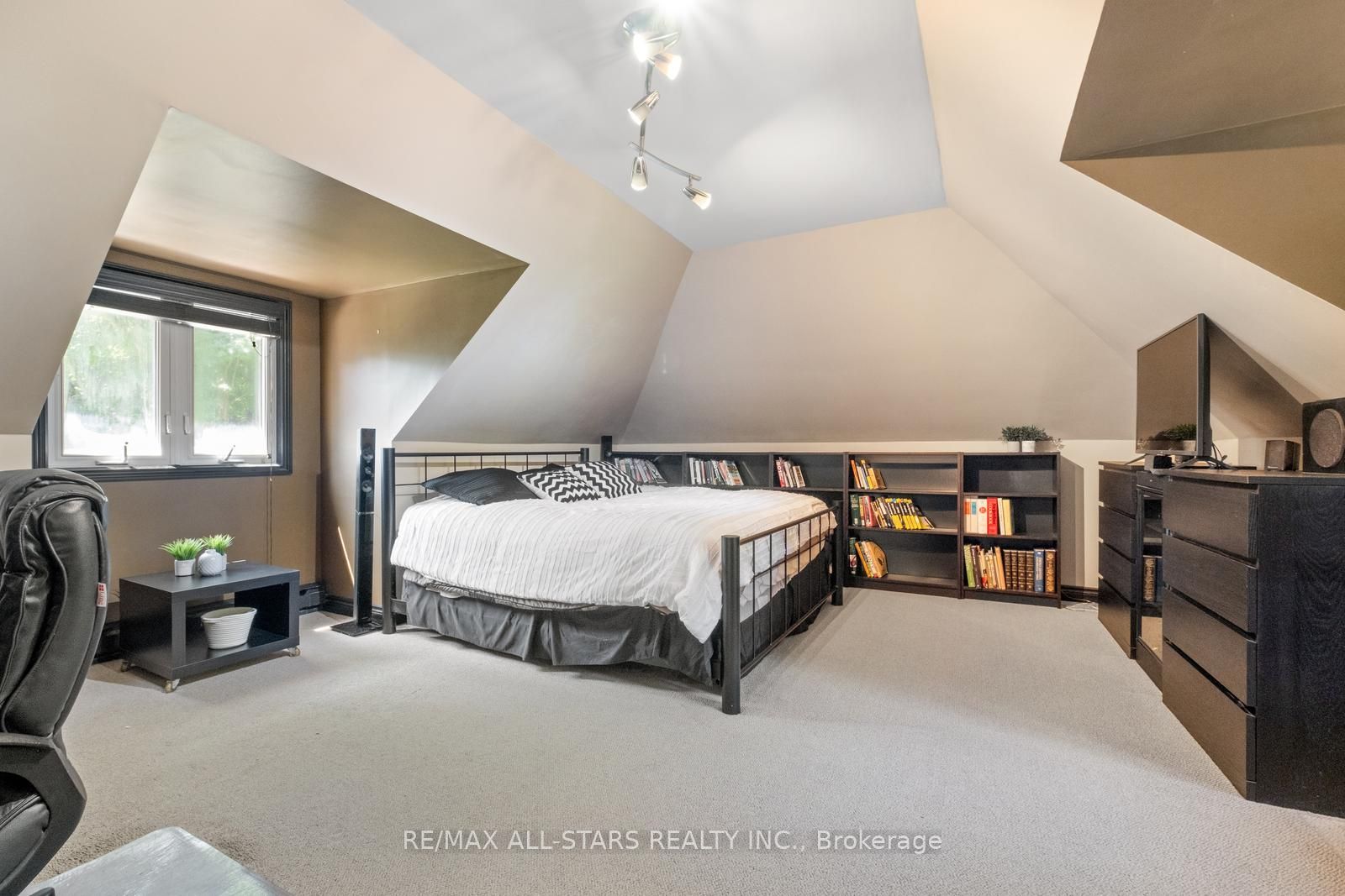 15 Skyridge Court