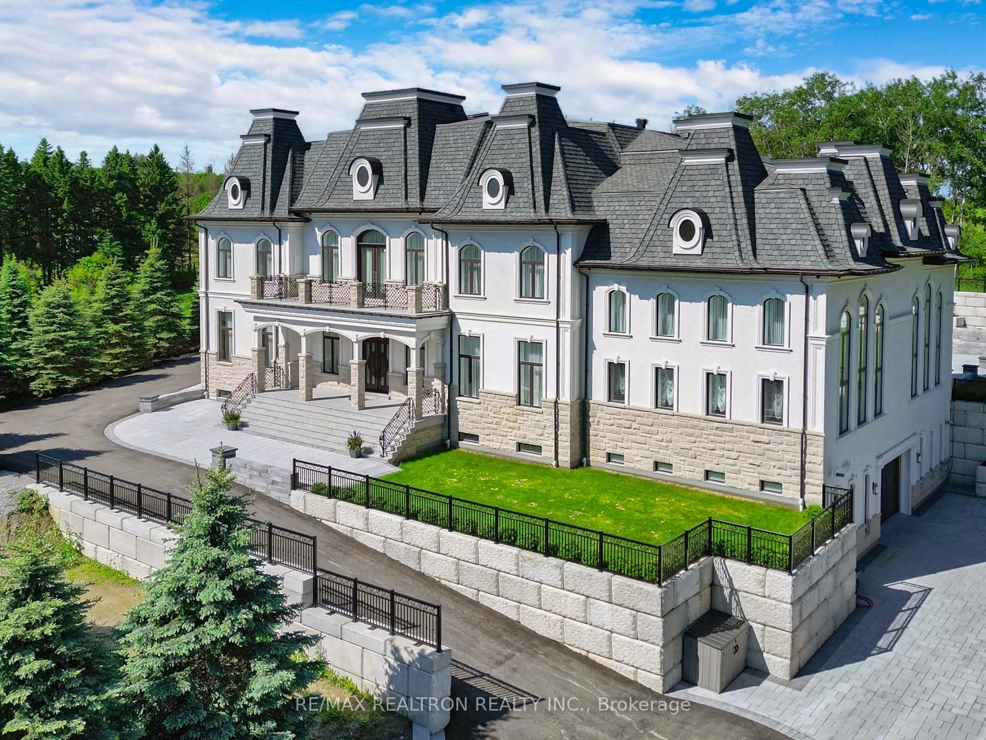 14358 Bathurst Street