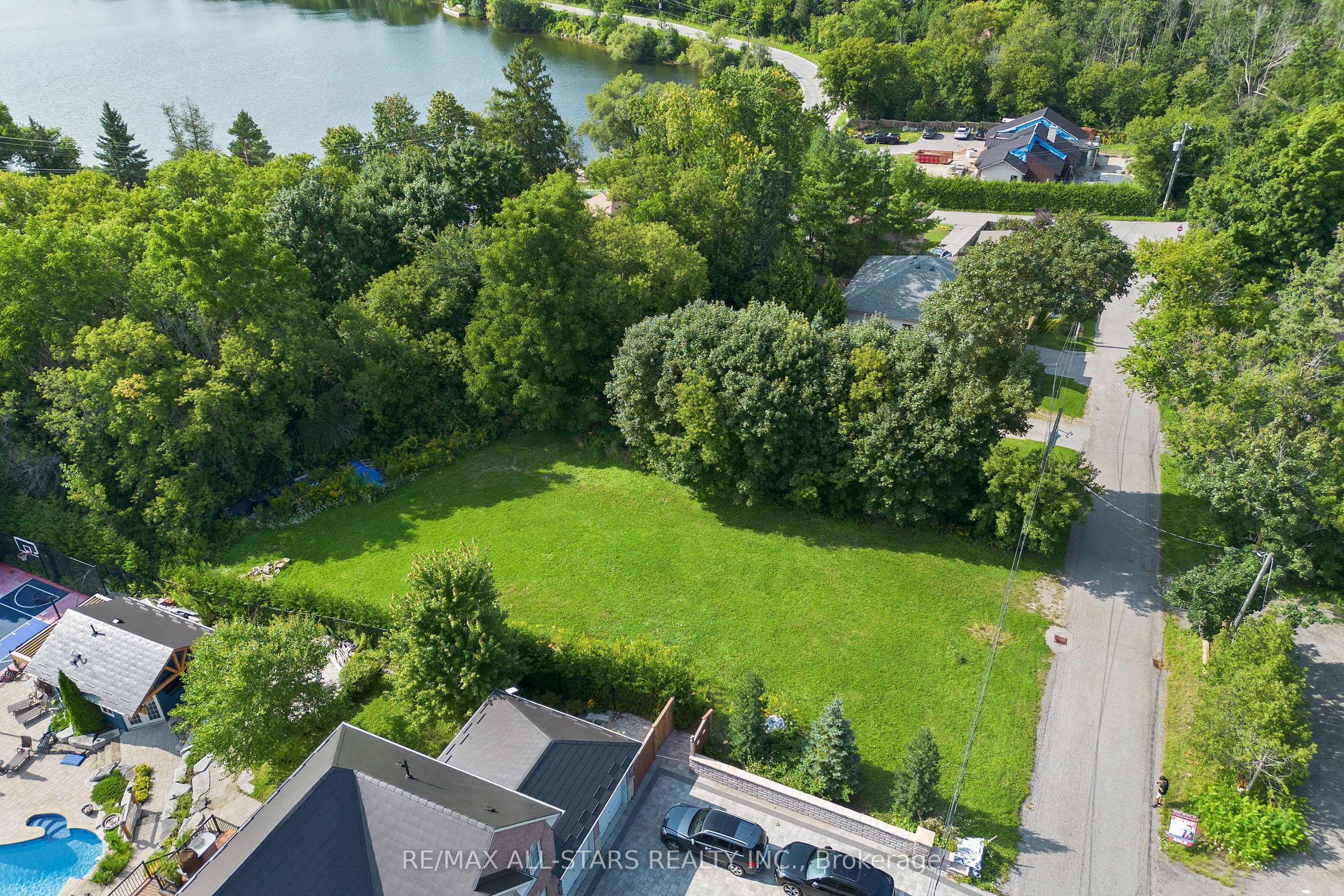 12 Churchill Drive S