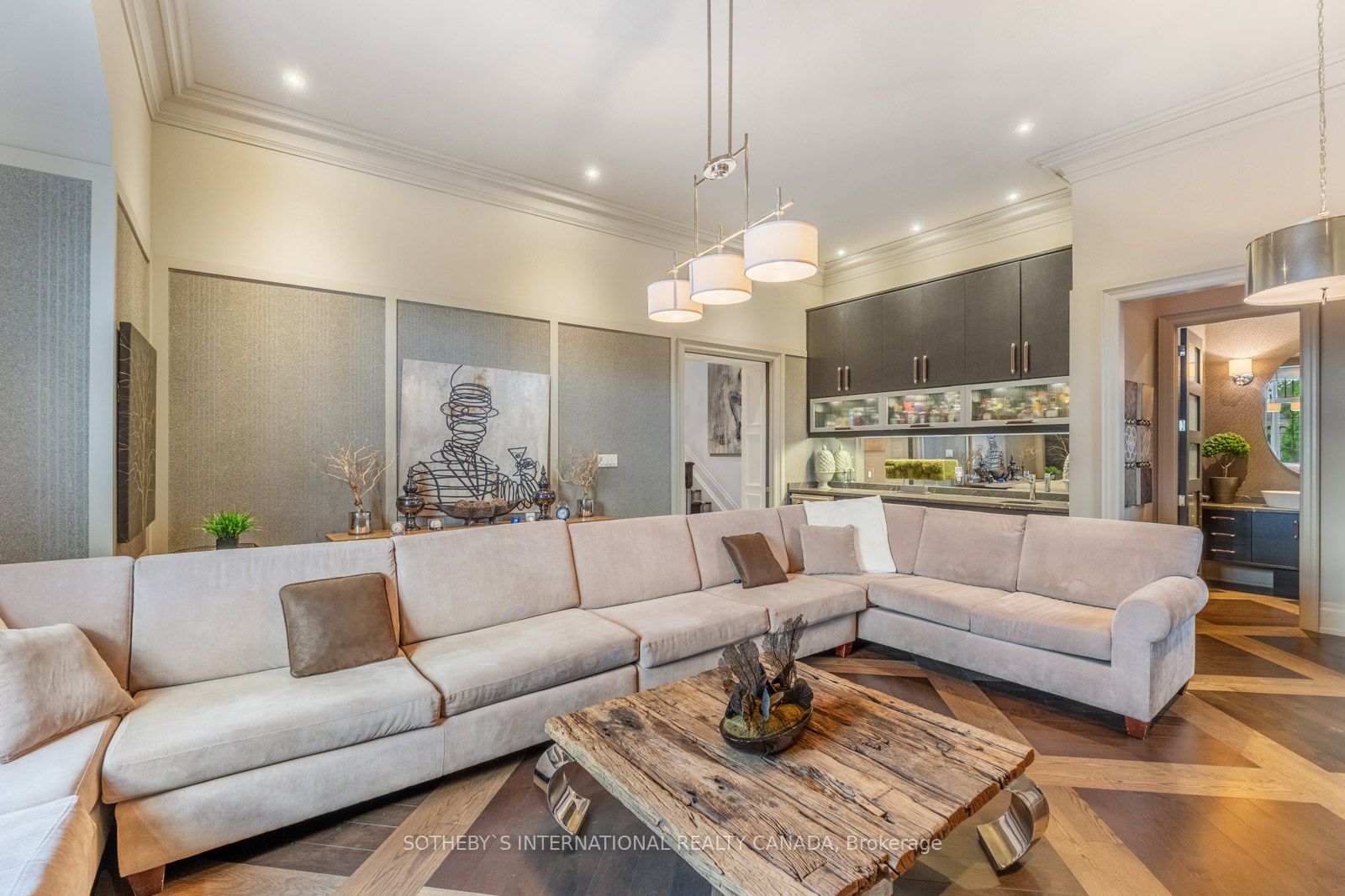 8 Thornhill Avenue