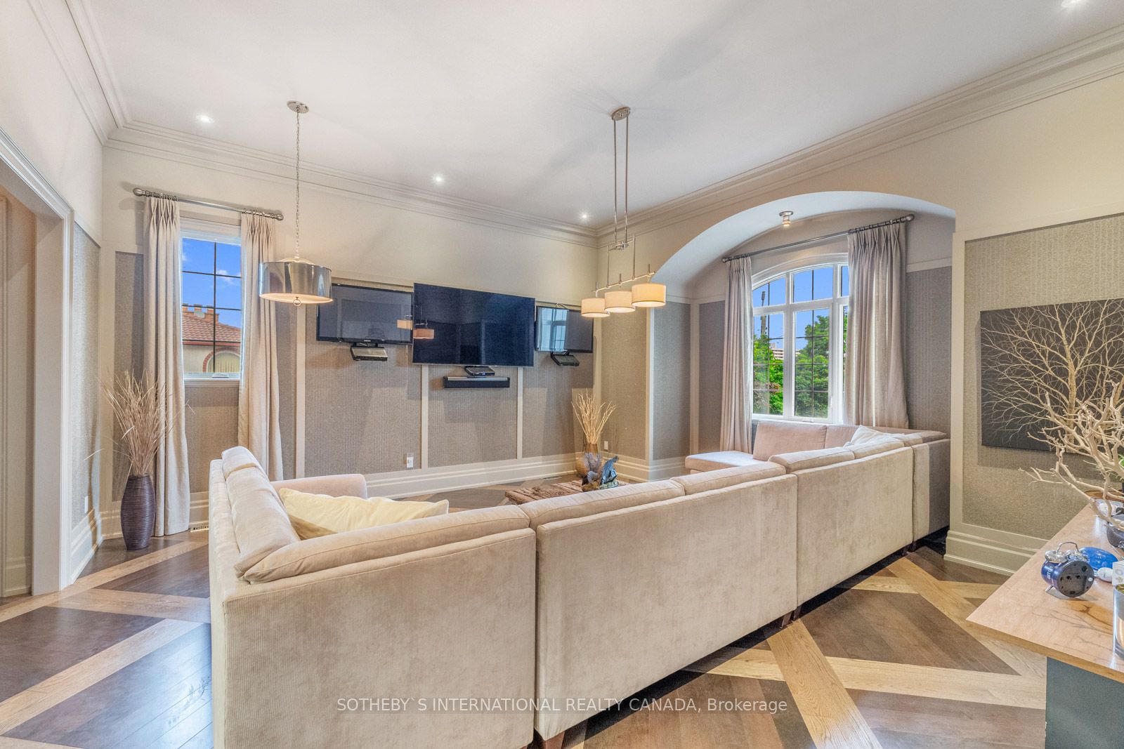 8 Thornhill Avenue