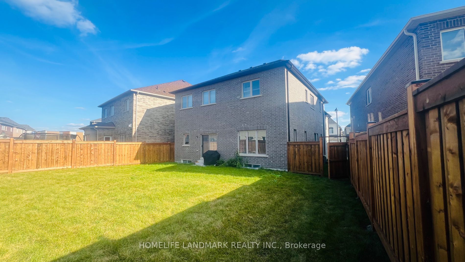 16 Kenneth Ross Crescent