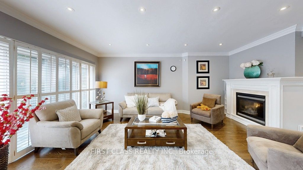 125 Longwater Chase