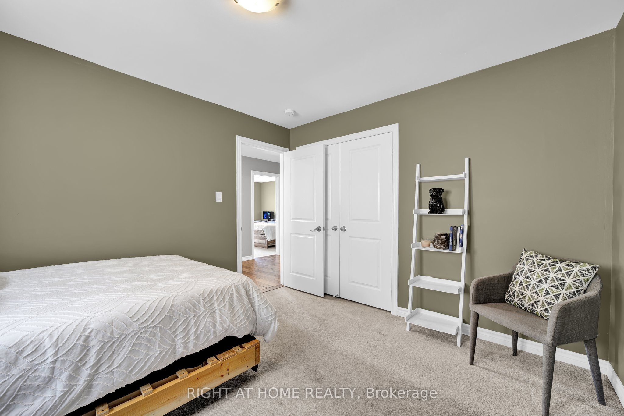 40 Ridge Gate Crescent