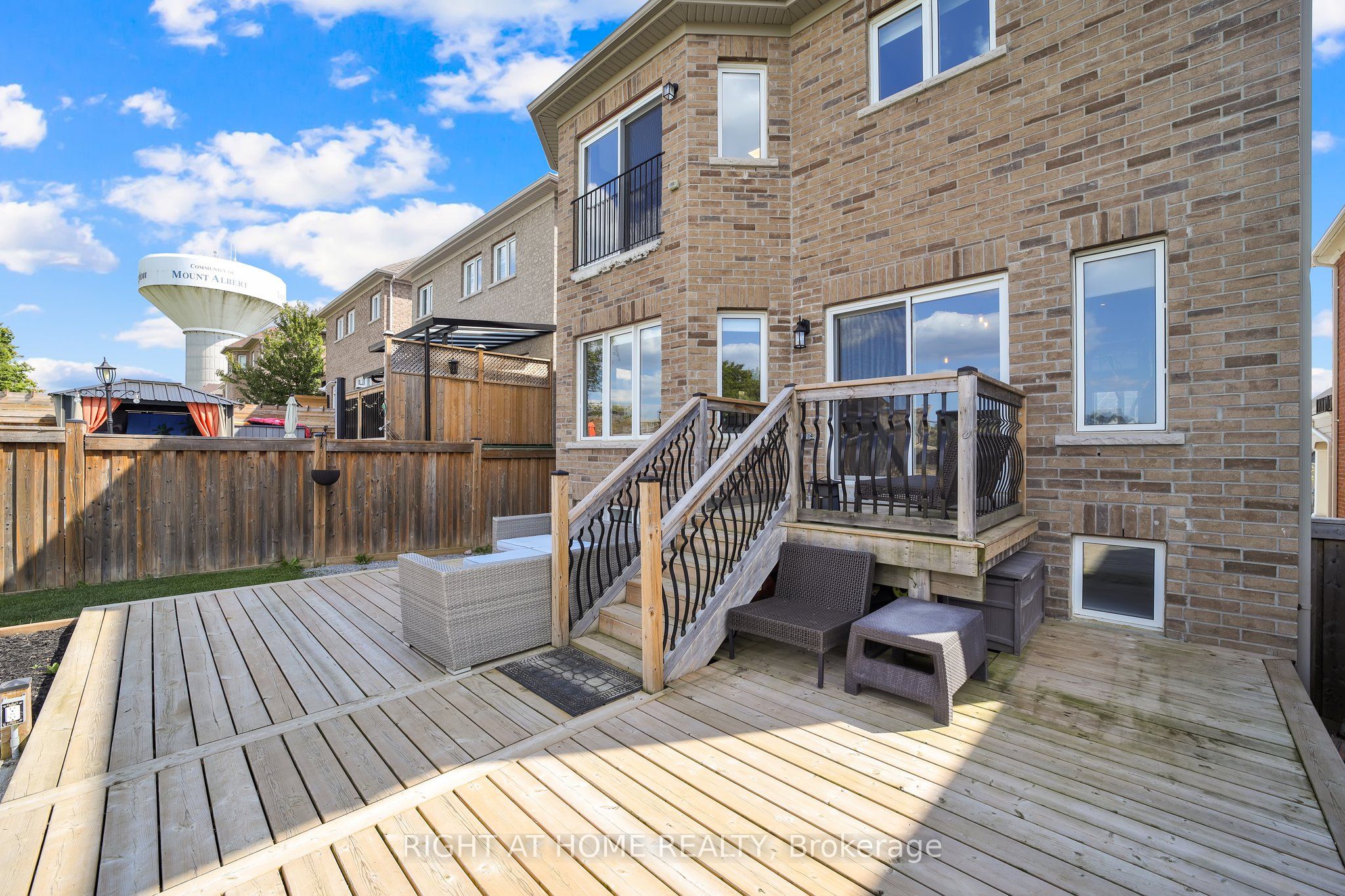 40 Ridge Gate Crescent