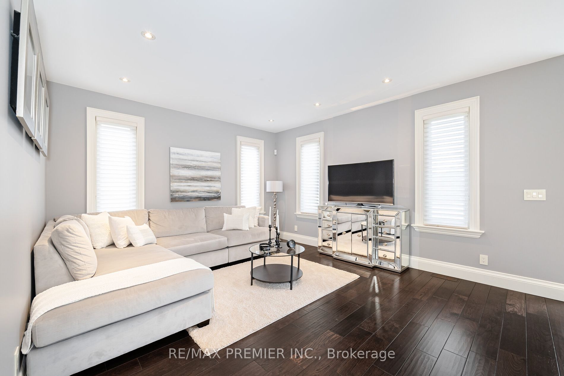 28 Ellerby Square N
