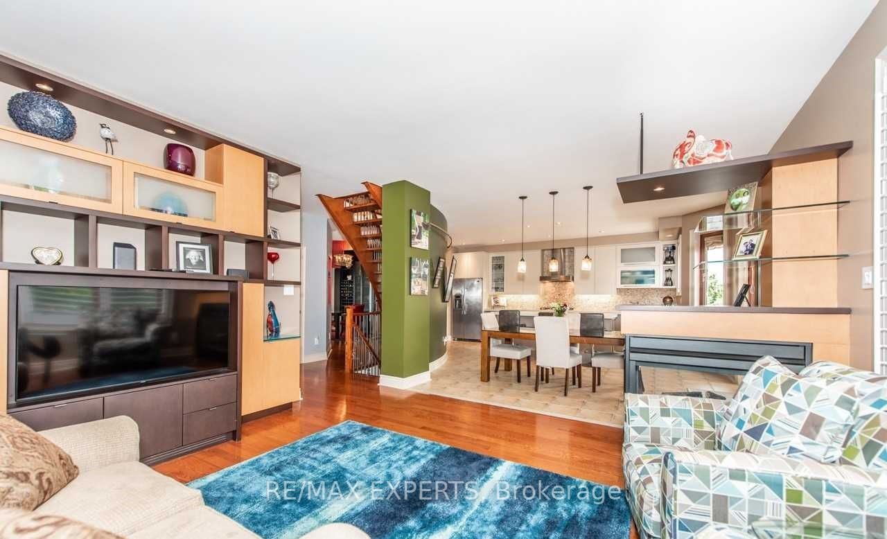 94 Royview Crescent