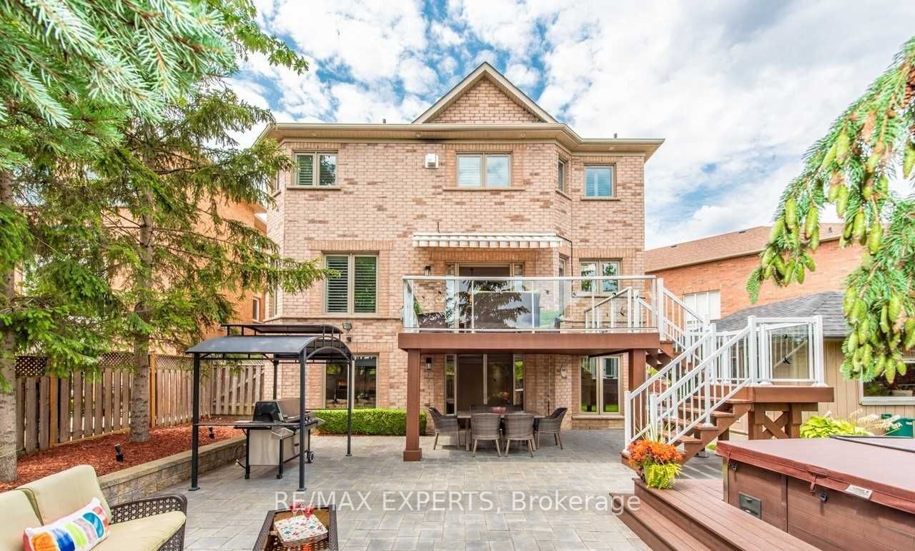 94 Royview Crescent