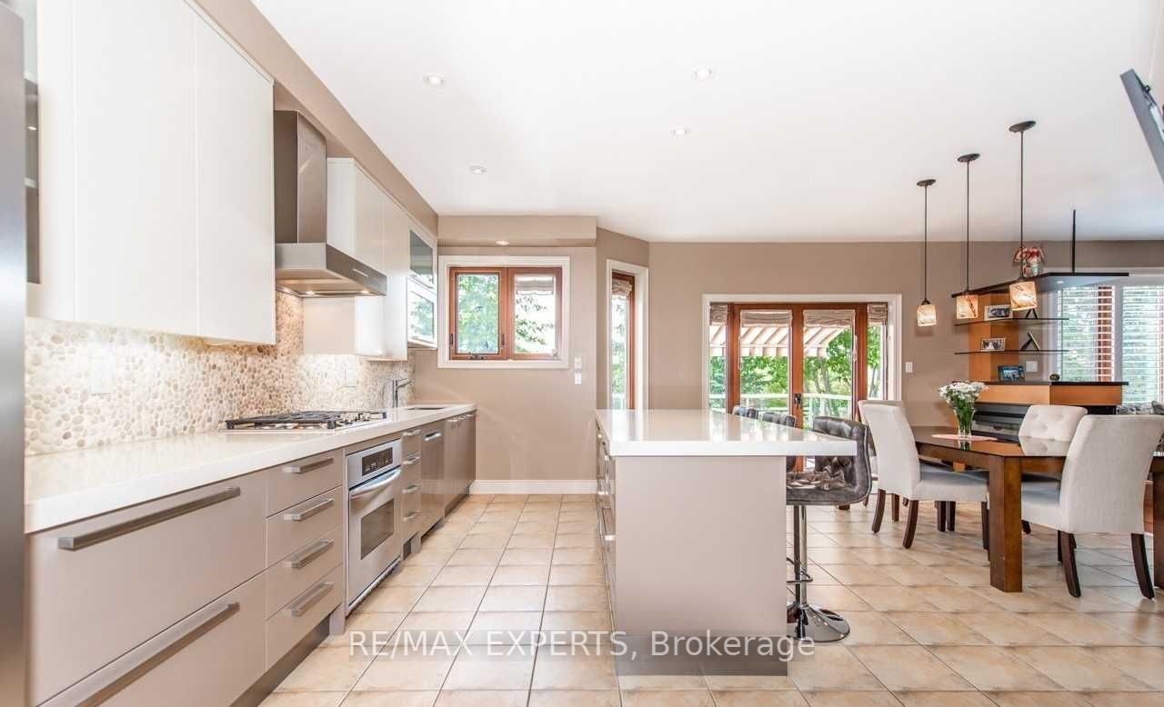 94 Royview Crescent