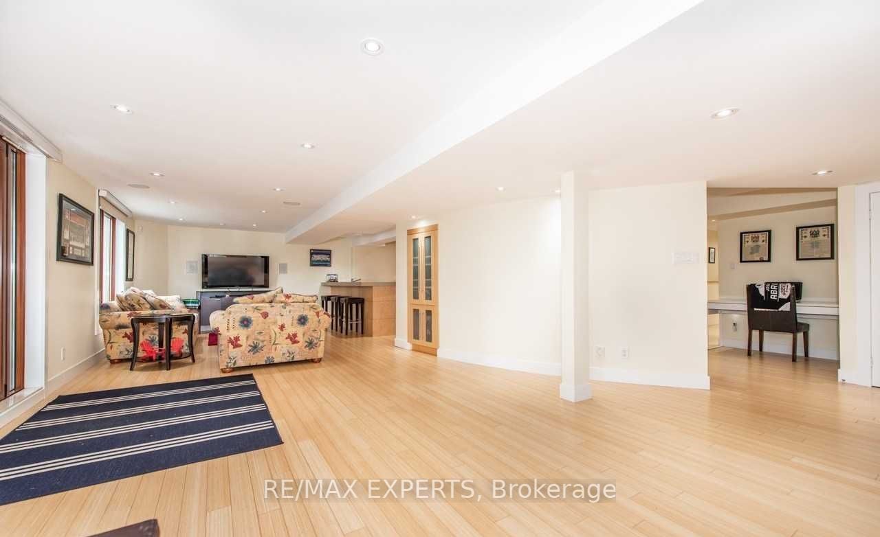 94 Royview Crescent